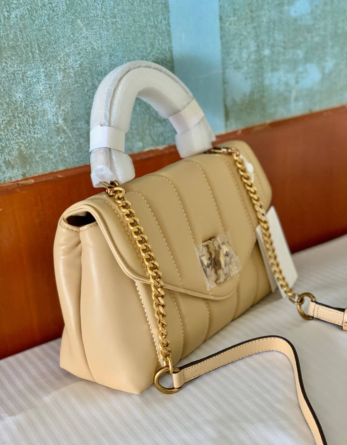 TORY BURCH KIRA QUILTED SMALL BAG พร้อมส่งที่ไทย ไม่ผิดหวังแน่นอนค่ะ! กระเป๋าหิ้วหรือสะพายข้างได้ วัสดุหนังแกะแท้ทั้งใบ ((หนังแกะจะมีคุณภาพดีเงานิ่มและแพงกว่าหนังวัวจ้า)) หนังนิ่มสวยงามมากๆค่ะ เปิดปิดกระเป๋าแบบหมุนล็อคแบบโลโก้แบรนด์ ใช้อะไหล่คลาสสิคดูหรูเ