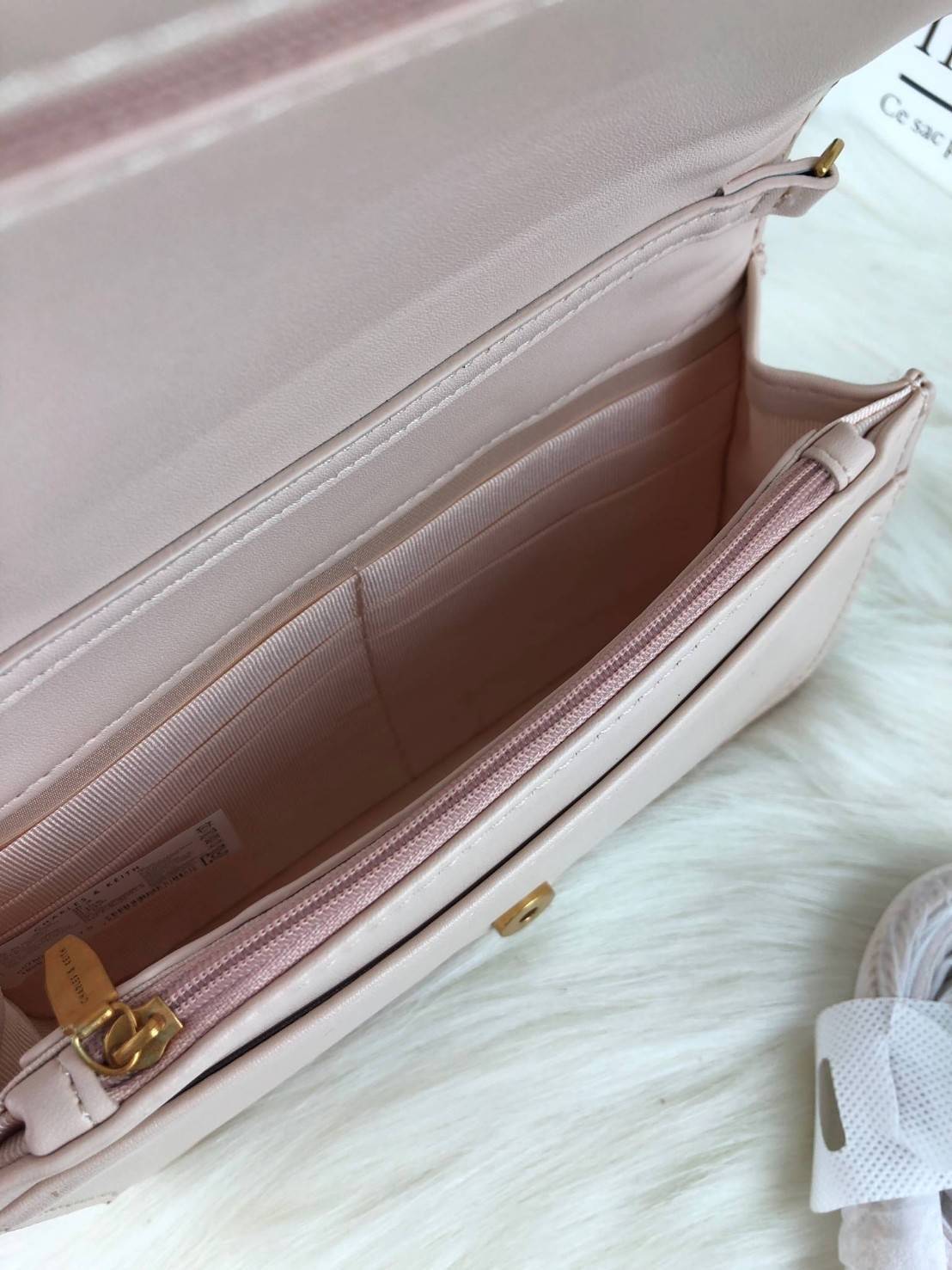 New Collection 2019! CHARLES & KEITH CHAIN RIMMED CLUTCH กระเป๋าสะพายคอลเลคชั่นใหม่ แต่งโซ่รอบกระเป๋าสีทองสวยหรูมากๆ ด้านหน้าปั๊มโลโก้แบรนด์ เปิดปิดด้วยกระดุมแม่เหล็ก ด้านในมีช่องด้านหน้า ช่องใหญ่และช่องซิป 1 ช่อง สามารถใส่โทรศัพท์ iPhone plus ได้ค่า และย