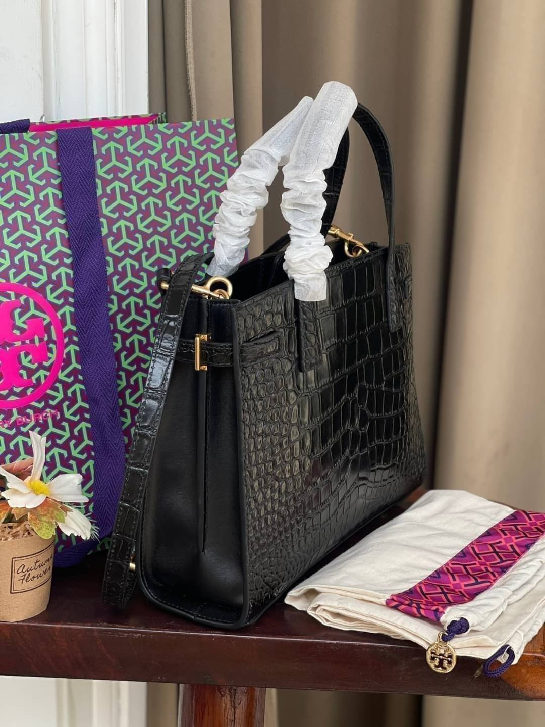 Tory Burch Walker Embossed Small Satchel Collection นี้เหมาะสำหรับผู้หญิงที่มีความสุขุมและเป็นผู้ใหญ่ เพราะดีไซน์ของกระเป๋าหนังรุ่นนี้ได้ผลิตออกมาโดยเน้นความเรียบง่าย เป็นทางการและดูแพง