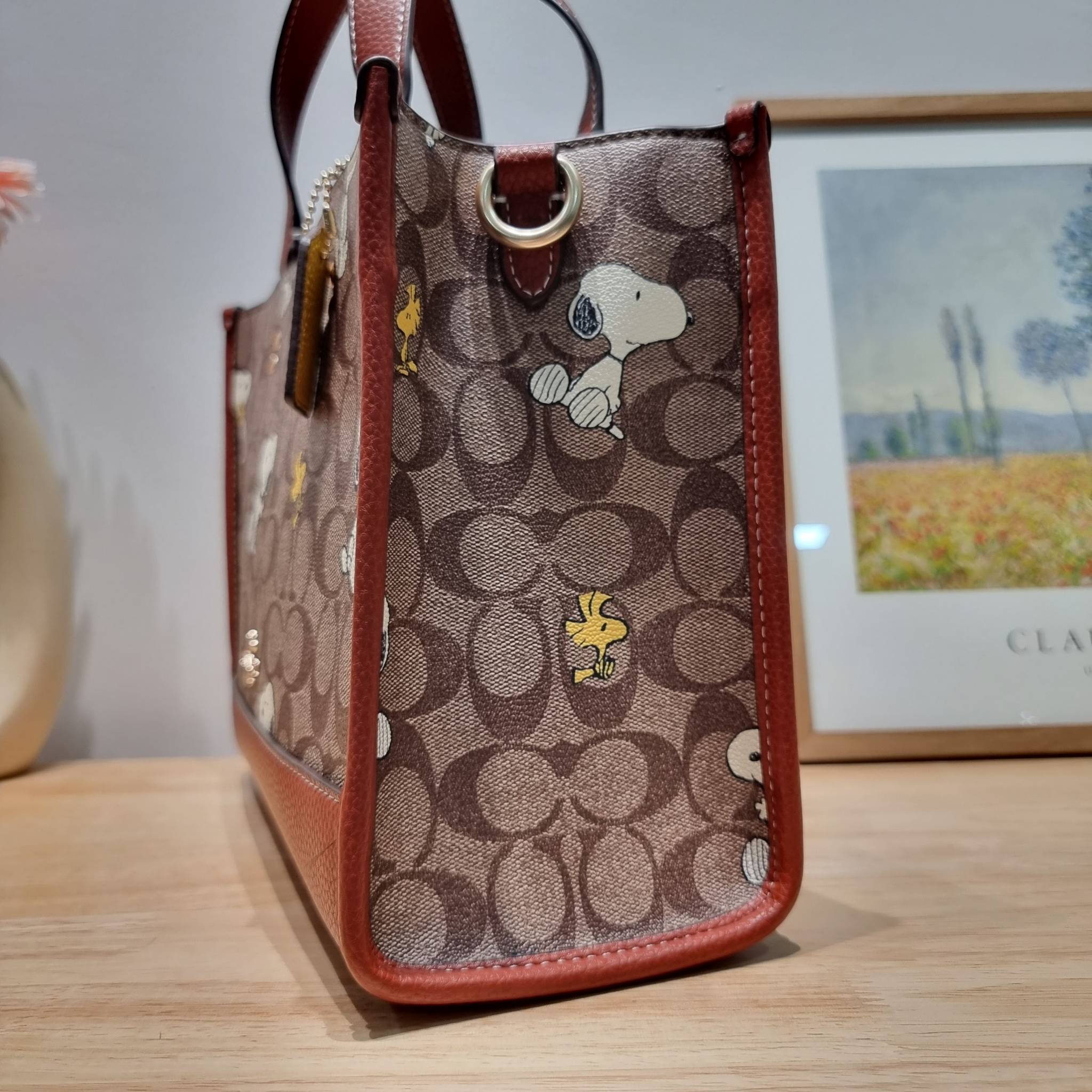 Coach X Peanuts Dempsey Carryall In Signature Canvas With Snoopy Woodstock Print CE862 คอลเลคชั่นใหม่ น่ารักเกินต้านไปมาก!! กับกระเป๋าทรงโท้ท ไซส์ใหญ่ ดีไซน์ลวดลายการ์ตูนยอดฮิต ที่ใครๆก็ต้องรู้จัก พิมพ์คมชัดลงบนหนังแคนวาส ตัดสลับด้วยหนัง pepble เพิ่มดีเทล