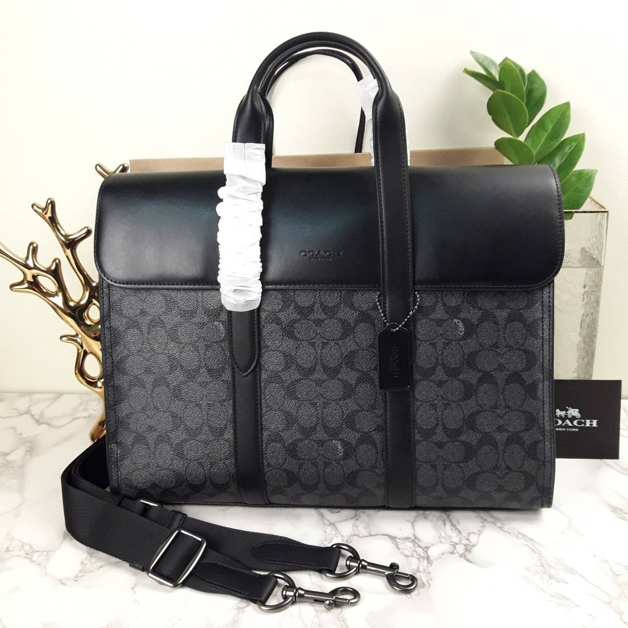 COACH METROPOLITAN PORTFOLIO IN SIGNATURE CANVAS (COACH 39775)🍁 เอาใจสาย smart กับรุ่นยอดฮิต ใช้งานได้ลงตัวสุดๆ ถือว่าเป็นอีกรุ่นที่ถามกันเข้ามาเยอะมากๆ และใช้งานได้ครบฟังก์ชั่นจริงๆ >>วัสดุแคนวาส สลับหนังแท้ หนังคุณภาพมากๆ มีสายสะพายยาว ถอด