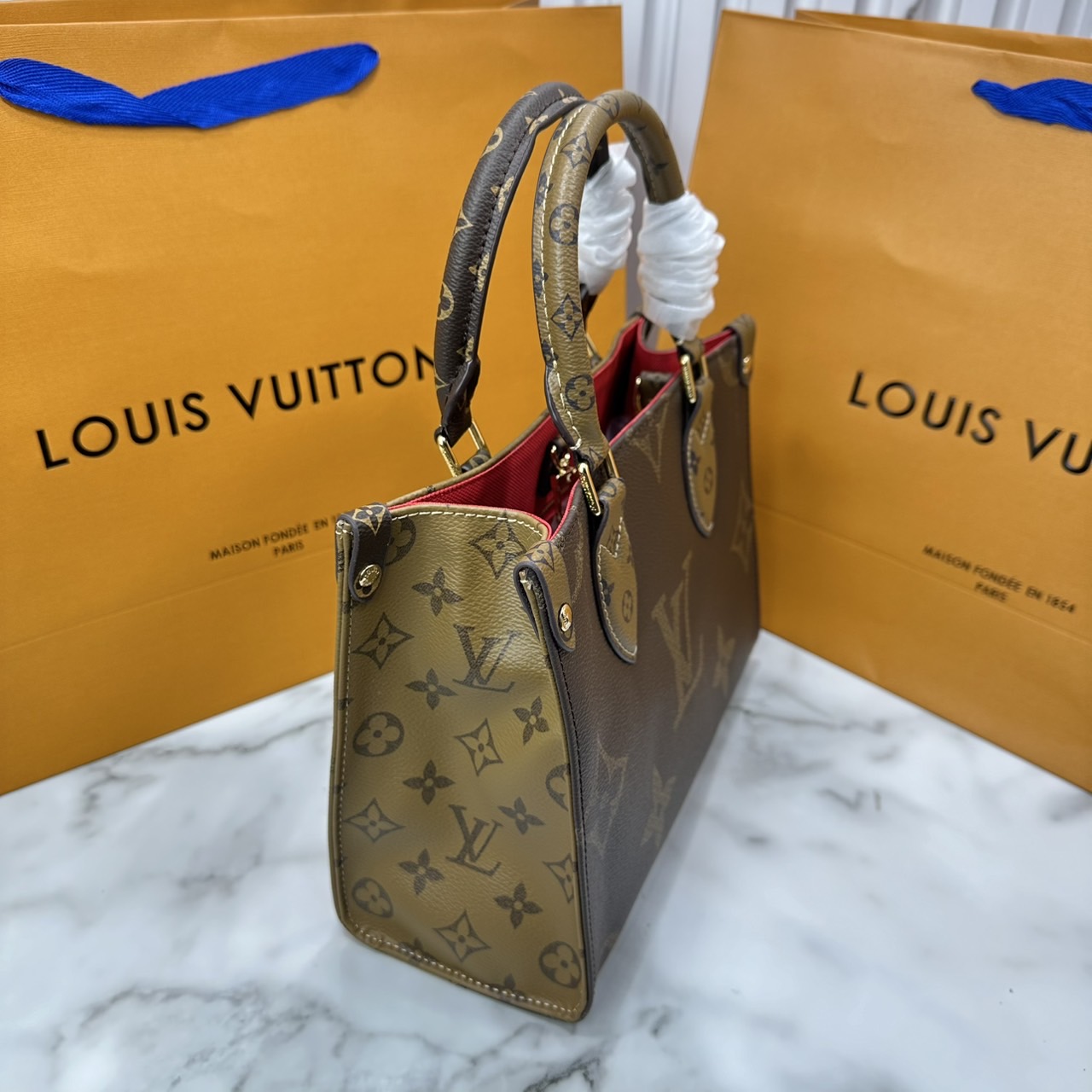 ORI หนังแท้ | LV OnTheGo PM bag กระเป๋าสะพายทรงโท้ท Monogram Empreinte ประทับลาย Medium Bicolor พกพาของใช้ที่จำเป็นอย่างมินิแท็บเล็ต เลือกใช้งานได้หลายรูปแบบ