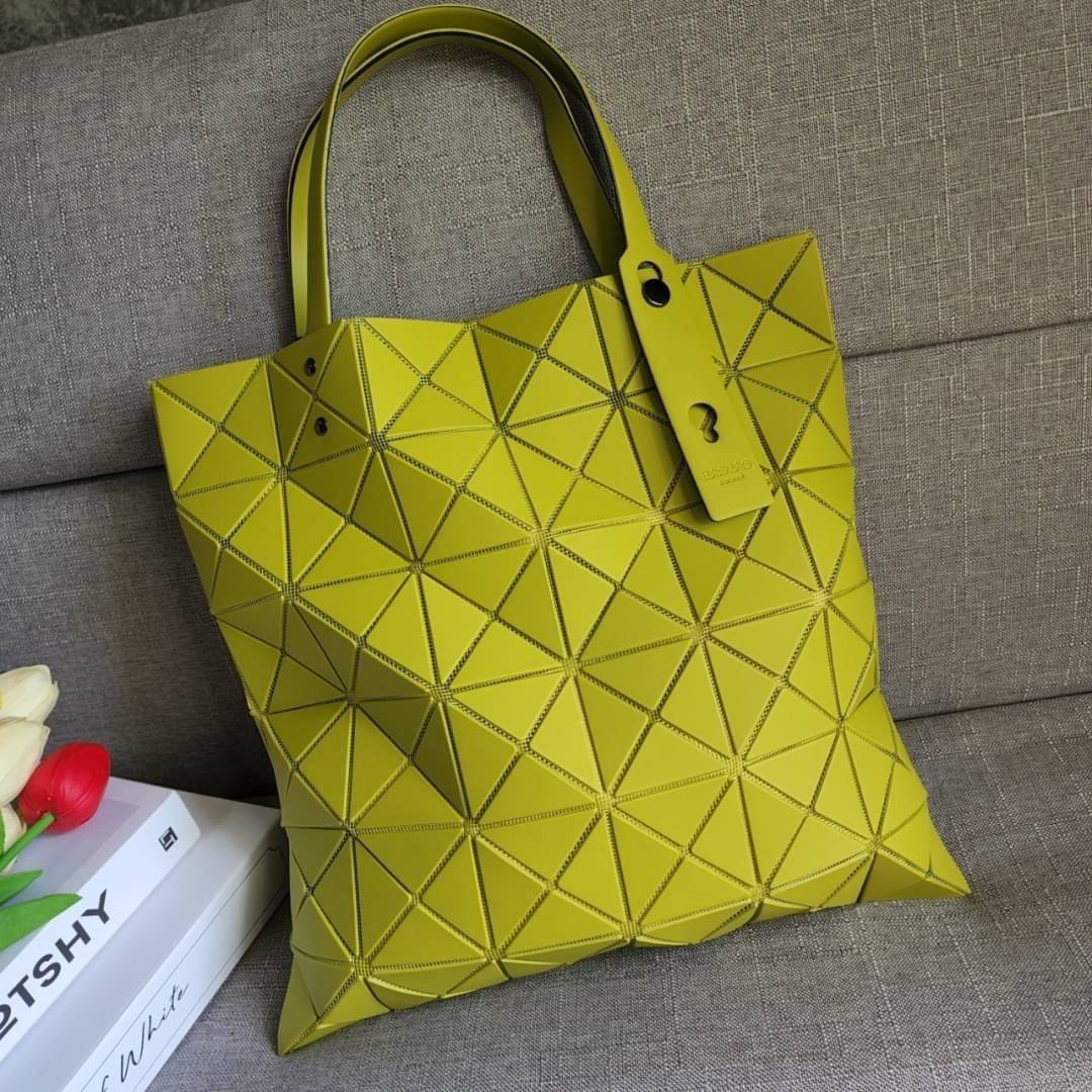 BAO BAO ISSEY MIYAKE LUCENT ONE-TONE กระเป๋า Bao Bao จากแบรนด์ดัง Issey Miyake แบรนด์แฟชั่นจากประเทศญี่ปุ่น ซึ่งมีสินค้ามากมายไม่ว่าจะเป็นเสื้อผ้า นาฬิกา น้ำหอม และที่ขาดไม่ได้นั่นก็คือ กระเป๋า Bao Bao ที่มีความพิเศษในเรื่องของวัสดุและดีไซน์ที่ครองใจสถาปน