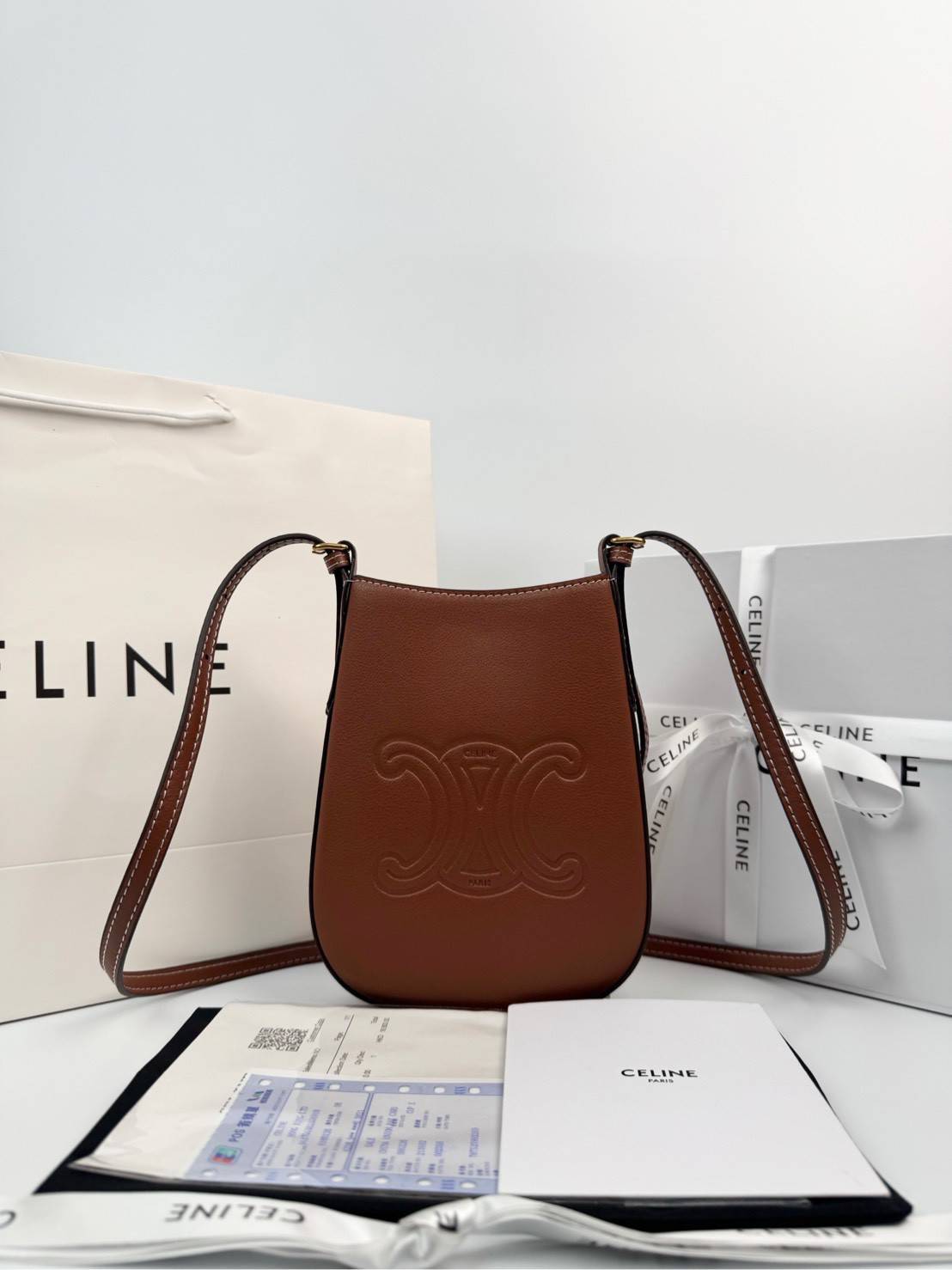 ORI หนังแท้ | CELINE PHONE POUCH HELOISE IN SUPPLE กระเป๋าใส่โทรศัพท์ เรียบหรู ด้วยลวดลาย Triompe ที่แสดงถึงความเป็นเอกลักษณ์ของแบรนด์