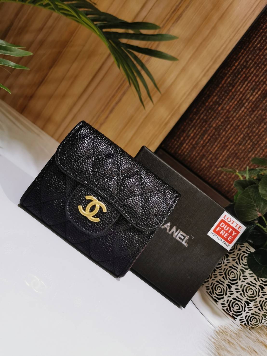 CHANEL BLACK CAVIAR BAG VIP GIFT WITH PURCHAS-GWP พรีเมี่ยมกิ้ฟ Chanel Lotte Duty Free! รุ่นยอดนิยมไอเท็มฮิตวัสดุหนังคาเวียร์สวยคลาสสิคเปิดปิดด้วยฝาปิดกระดุมด้านหน้ามีโลโก้แบรนด์อะไหล่ทองสวยหรูดูดีมาพร้อมสายโซ่ทองร้อยหนังจะสะพายไหล่ หรือ Crossbody ก็ดูดี 