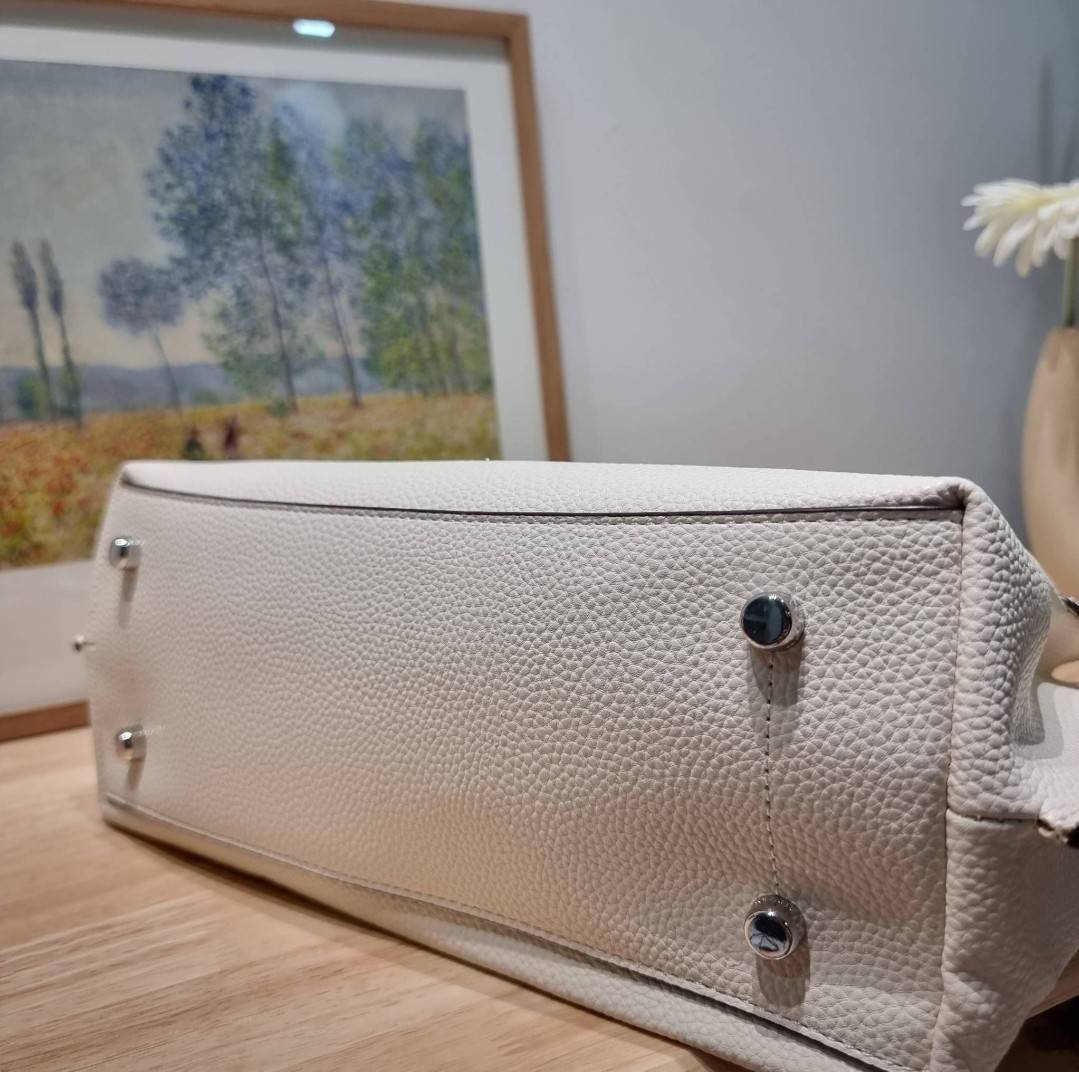 COACH HANNA CARRYALL IN SIGNATURE CANVAS / CH187 / CH195 / CH542 น้องใหม่ เรียบหรู ดูแพง กับกระเป๋าถือ/สะพายทรงสวย คงความคลาสสิค ดีไซน์ตกแต่งสายคาดจับจีบข้างกระเป๋าเพิ่มดีเทล มาพร้อมหูจับในตัว