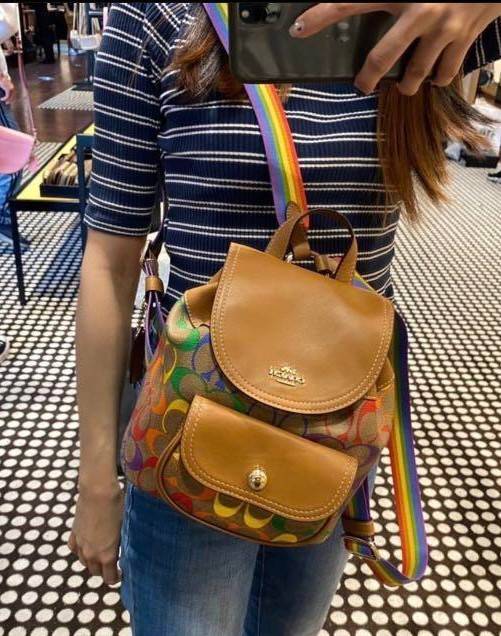 COACH PENNNIE BACKPACK IN RAINBOW SIGNATURE ((C4097)) สวยจึ้งมากแม่ ห้ามพลาด ต้องมีค่ะ! พร้อมส่งค่ะ ล่าสุด กับกระเป๋าสะพายหลังมีหูหิ้ว หนังแท้นิ่มอย่างดี ลายCทั้งใบแบบสีรุ้งสดใสมาเลย สวยมากๆค่ะ