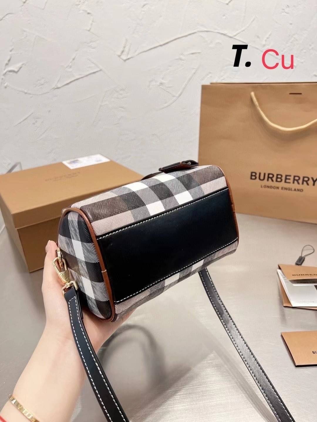 Burberry Small Check Bowling Bag / Burberry Coated fabric boston bag / BURBERRY FRAGRANCES VINTAGE BOWLING BAG กระเป๋าสะพายใบเล็กน่ารัก ลายวินเทจ โทนสีใช้งานง่าย Vintage Signature สวยหรูสุดคลาสสิค ภายในโล่งกว้าง สามารถใส่มือถือ กระเป๋าสตางค์ ของจุกจิกได้ 