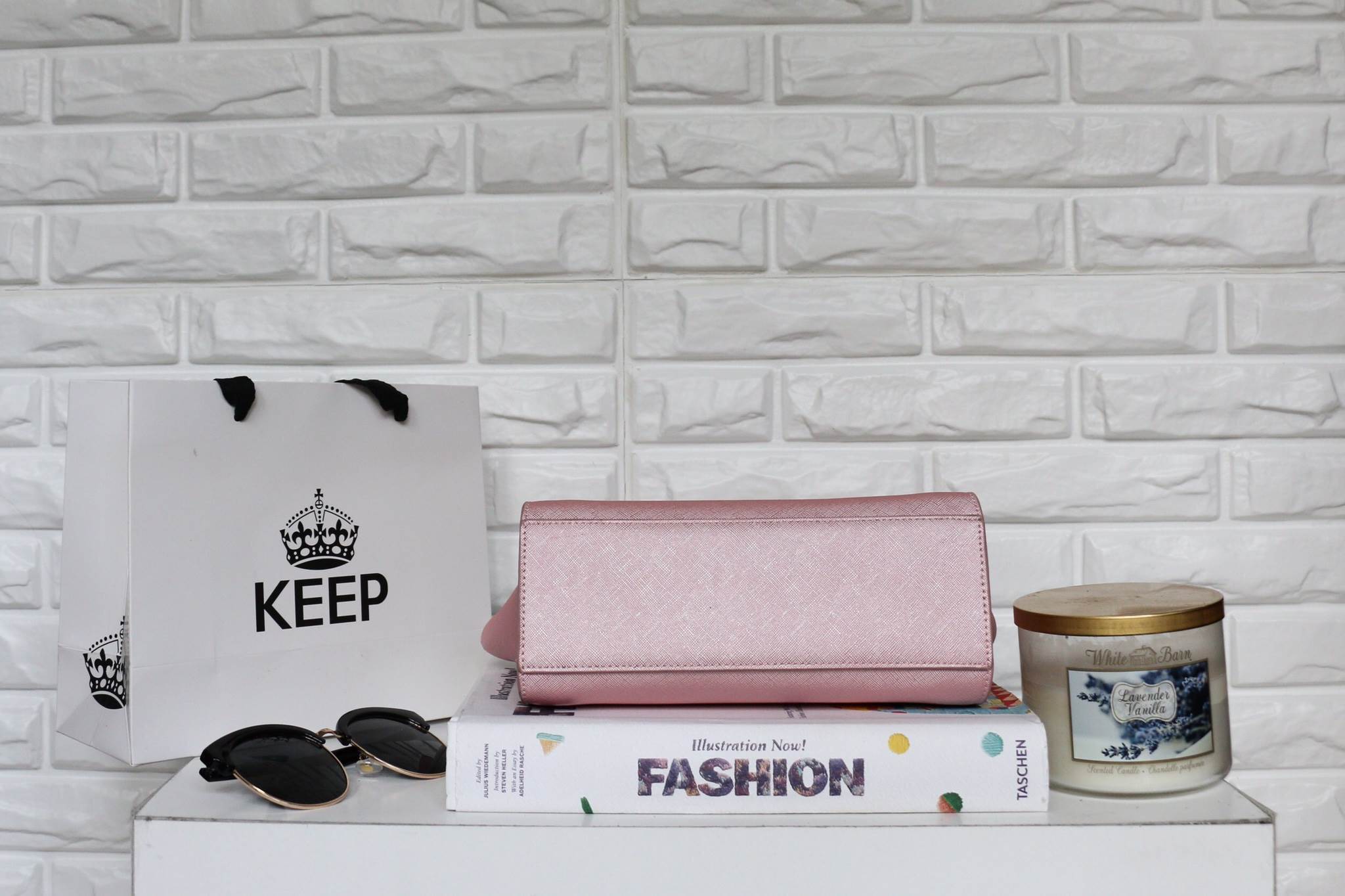 รุ่นใหม่ล่าสุดเลยห้ามพลาดน๊า !!! สาวๆ ที่กำลังหากระเป๋าเสะพาย เบาๆ ดีไซด์เก๋ๆ ขนาดกำลังดี แนะนำใบนี้เลยน๊า จากแบรนด์ KEEP =>> ตัวกระเป๋า เป็นหนัง saffiano ตัวเดียวกันกับ prada เลยค่า =>> น้ำหนักเบา จุเยอะ ดีไซด์ ทันสมัย เข้าได้กับทุกชุด =>&