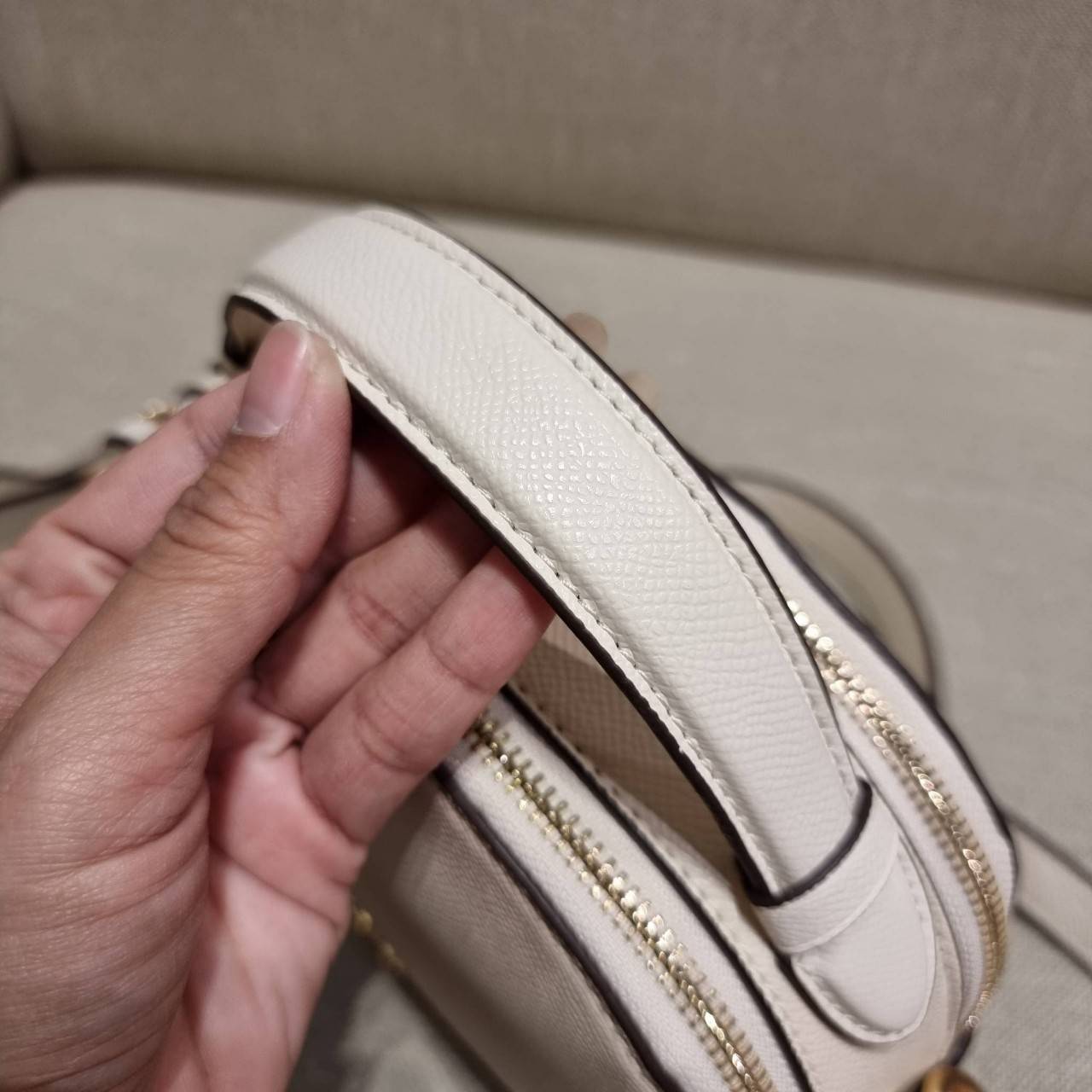 COACH 1589 SERENA SATCHEL กระเป๋าสะพายคอลเลคชั่นยอดฮิต ดีไซน์ลุคผู้ดี ต้องยกให้น้องใบนี้เลย!! จัดสีคุณหนูมาให้ สวยตาแตก!! วัสดุหนัง crossgrain ทนทาน เปิด-ปิดด้วยซิป 2 ช่องหลัก ภายในเป็นช่องโล่ง เก็บของได้แบบสบายๆ ใส่มือถือได้ทุกรุ่น สามารถหยิบไปแมทช์ได้ง่