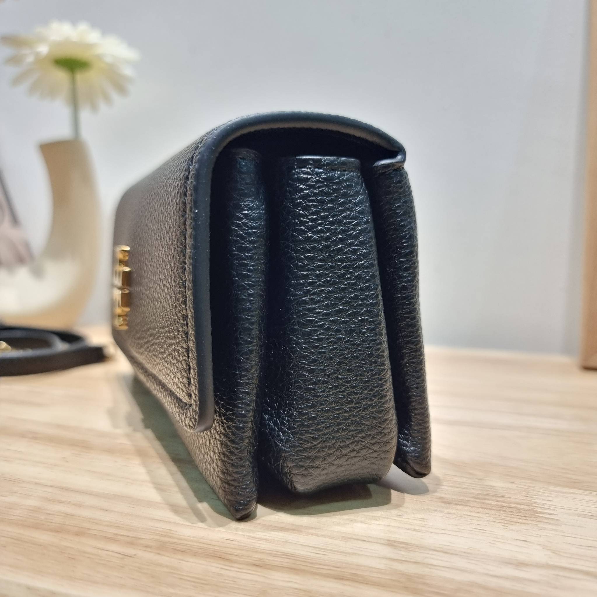 TORY BURCH LIMITED-EDITION MINI BAG รุ่นลิมิเต็ด ที่ sold out ไปแล้วหลายช็อป มีมาให้ช้อปที่นี่! กับกระเป๋าสะพายข้างทรงผู้ดี ไซส์มินิ ที่ผลิตมาในจำนวนจำกัด โดดเด่นด้วยอะไหล่ทองคลาสสิคหรูหรา และสายสะพายโซ่สลับหนัง ทำให้สะพายได้โดยไม่เจ็บไหล่