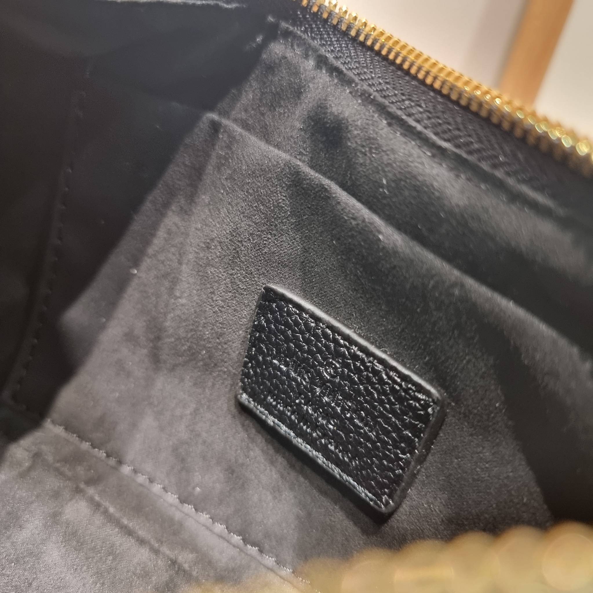 LV Mini Moon Monogram Empreinte Leather ใหม่ล่าสุด สวยสับ สวยตัวแม่ ไอเท็มเก๋ๆ ใบเดียวก็เลิศ กับกระเป๋าสะพายทรงพอช ขนาดกำลังน่ารัก พกพาง่าย รูดใช้งานสะดวกด้วยซิป ภายในเป็นช่องโล่ง มีช่องซิป ส่วนสายสะพายปรับสั้นยาวได้ตามเหมาะสม ดูดี ดูแพงทุกสี