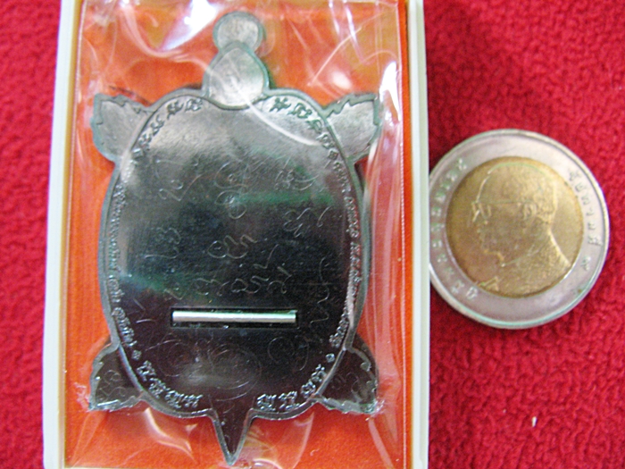 เหรียญพญาเต่าเรือน หลวงพ่อสนั่น รุ่นนาสังสิโมโพธิสัตโตฯ เนื้อทองแดงรมดำ หลังเรียบจารมือ ฝังตะกรุดเงิน วัดกลางราชครูธาราม พร้อมกล่องเดิมค่ะ