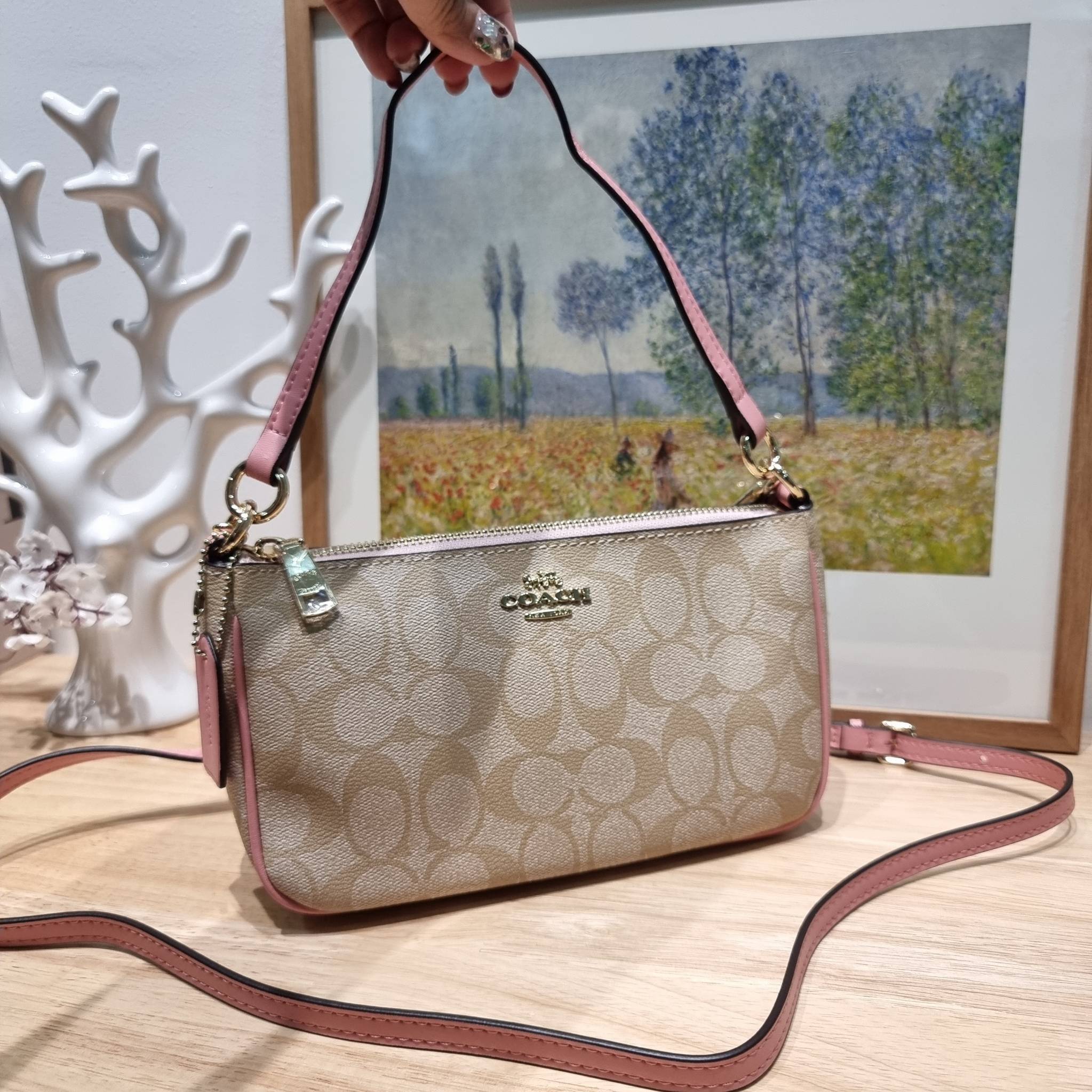 COACH TOP HANDLE POUCH F58321 พร้อมส่ง 9 สี กระเป๋าทรงพอช ยอดฮิต ยกขึ้นแท่น ด้วยดีไซน์ที่ออกมาให้ใช้งานได้ง่าย ขนาดกำลังเหมาะ