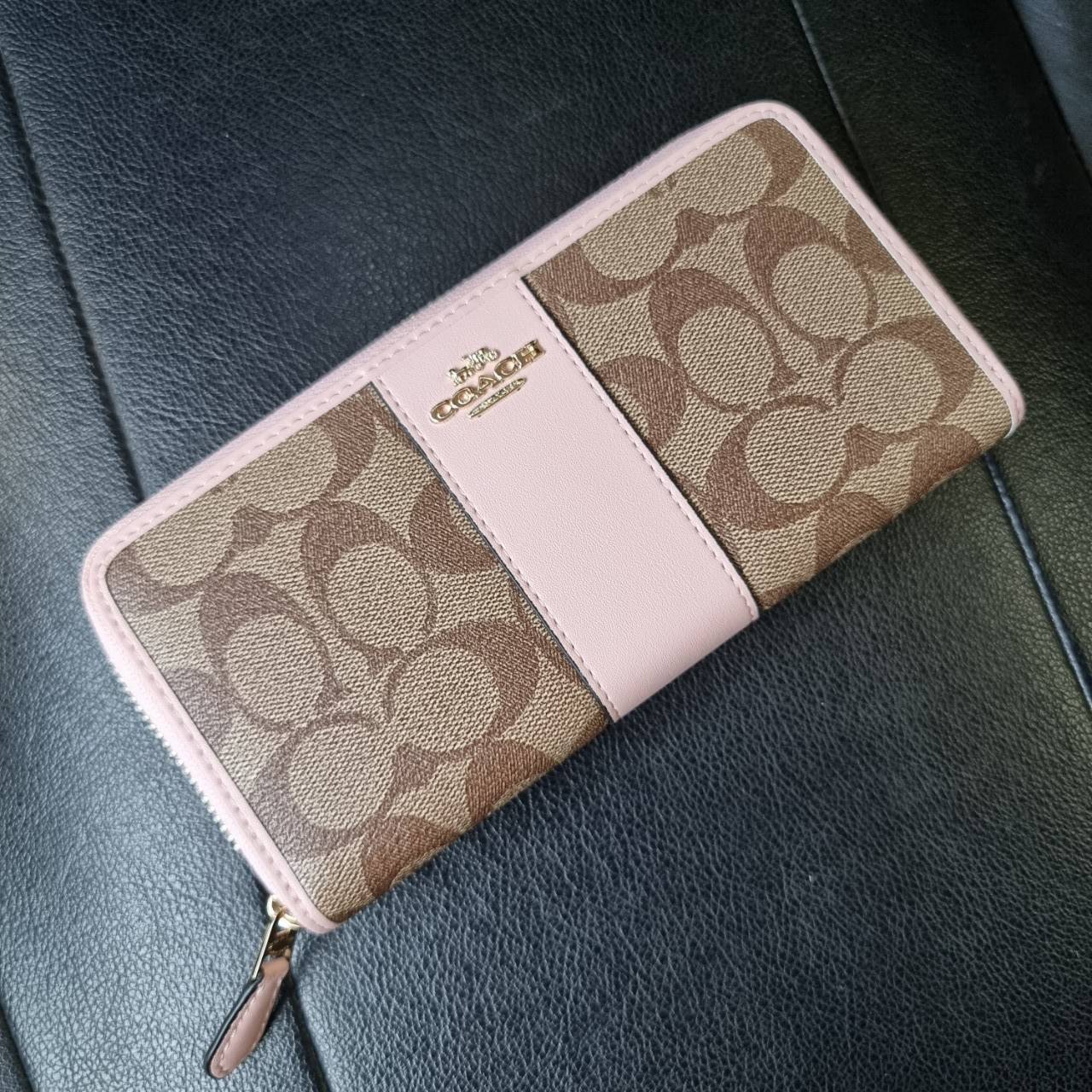 COACH F54630 ACCORDION ZIP WALLET IN SIGNATURE COATED CANVAS WITH LEATHER STRIPE กระเป๋าสตางค์ใบยาวรุ่นคลาสสิค คัดสีขายดีมาให้กันเลยจ้า ♥️ วัสดุหนังแคนวาสเคลือบลาย เปิด-ปิดด้วยซิปรอบ รูดใช้งานง่าย ใส่บัตรได้ มีช่องซิปใส่เหรียญ ใส่มือถือได้ พกใบนี้ใ