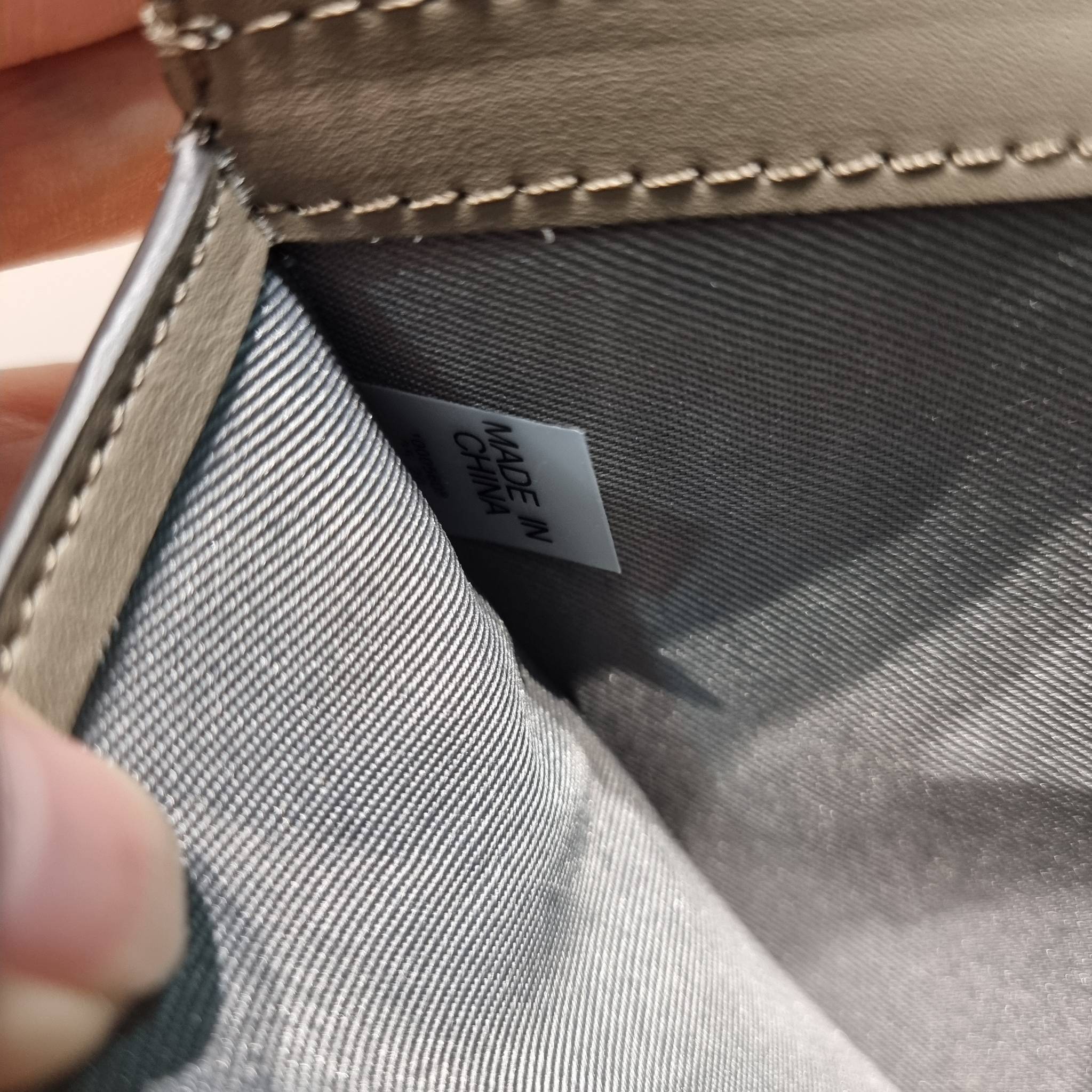 TORY BURCH KIRA MIXED MATERIALS MEDIUM FLAP WALLET กระเป๋าสตางค์ใบกลาง รุ่นยอดนิยม ดูหรูหรา ดูแพง ดีไซน์คลาสสิค ขนาดกำลังพอเหมาะ