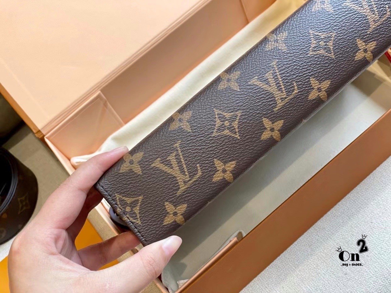LV Toiletry 26 with strap / LV Toiletry Pouch 26 in Monogram Reverse Canvas with Wide Shoulder Strap Replica ต๊าซมากแม่ ลุคนี้ความเท่ ความปังได้หมด มาใหม่ลายโมโนแกรม งานซิปมา2 สาย งานสวยเป๊ะมาก ได้หญิงสะพายได้ ผู้ชายสะพายดี ใครหาอยู่ห้ามพลาดน้า งานอะไหล่ป