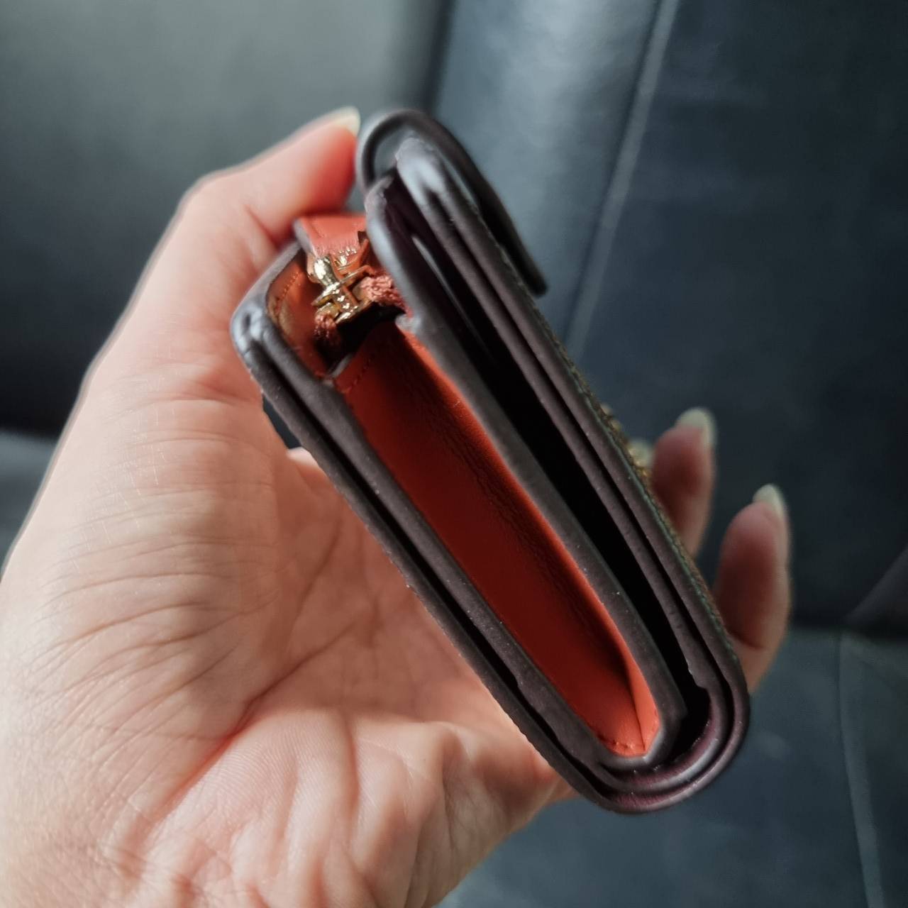 COACH F33034 MEDIUM CORNER ZIP WALLET IN COLORBLOCK SIGNATURE CANVAS กระเป๋าสตางค์ใบกลาง 👛 ขนาดกำลังเหมาะมือ วัสดุหนังแคนวาส ดูแลรักษาง่าย มีช่องใส่บัตรและธนบัตรครบ และช่องซิปแยกไว้ใส่เหรียญ สวยคลาคสิคแบบนี้เหมาะส่งต่อเป็นของขวัญที่สุดจ้า