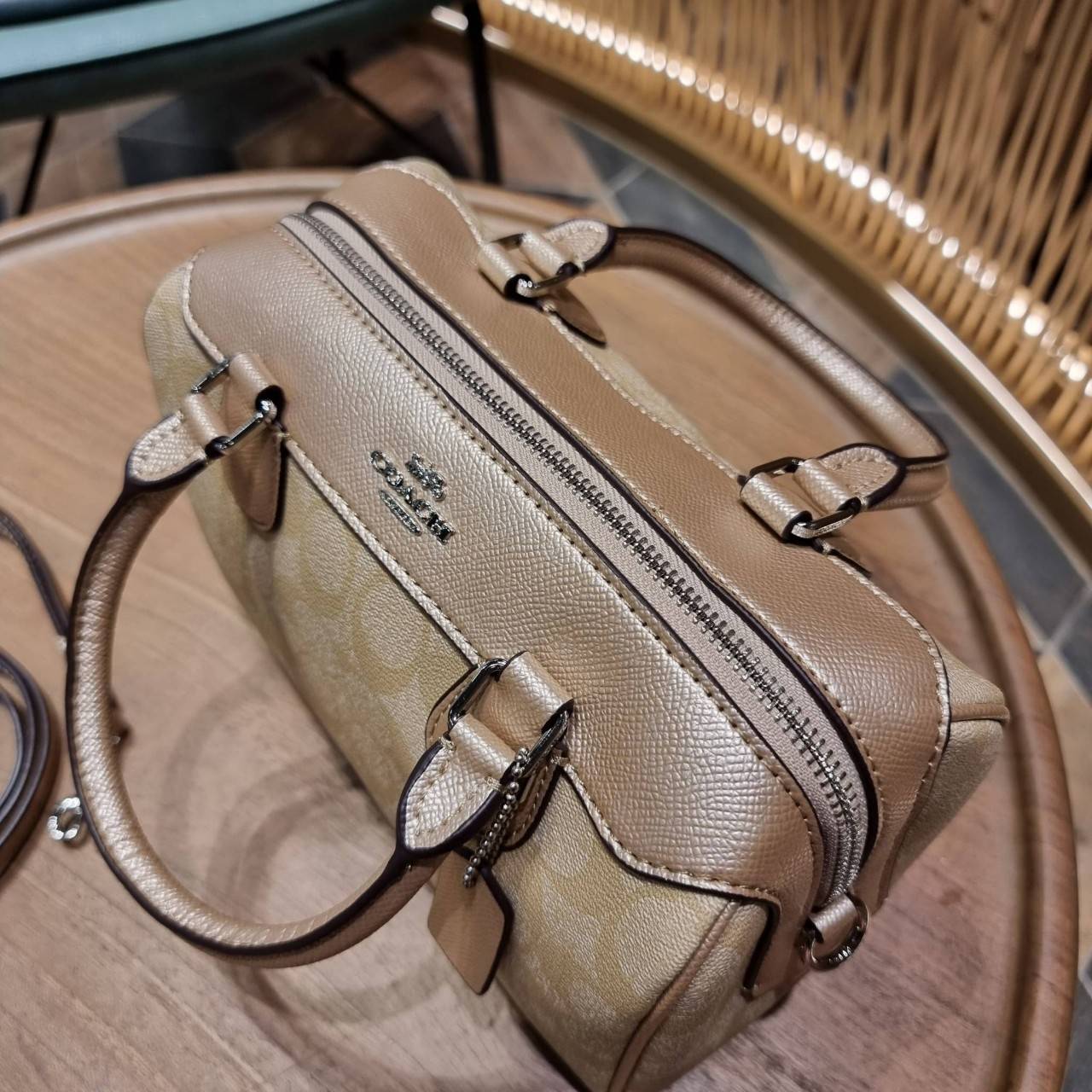COACH F32203 MINI BENNETT SATCHEL IN SIGNATURE CANVAS กลับมาอีกครั้ง!! กับกระเป๋าทรงหมอนยอดฮิต 🥳 มีกี่สีก็ขายหมด วัสดุหนังแคนวาสเคลือบลาย ทรงสวยใช้งานได้ทุกโอกาส ภายในโล่งกว้างใส่ของได้เยอะ มีหูจับในตัว และสายสะพาย crossbody ปรับได้ตามตัว ใบนี้ไม่