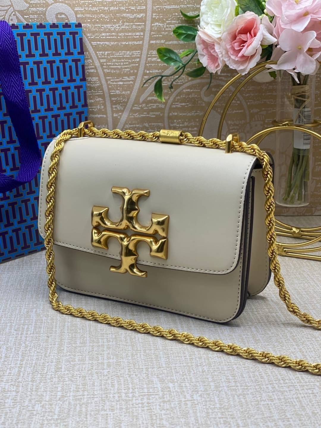 Tory Burch Eleanor Medium Convertible Shoulder Bag / Tory Burch 75003 ฮอตไอเท็ม รุ่นนี้ขายดีขายหมด สวยหรู คุณหนู ผู้ดี!! หายากมากแล้วน้า กระเป๋าสะพายข้าง ดีไซน์อยู่ทรง ขนาดกำลังสะดวกใช้สำหรับสาว เปิด-ปิดด้วยแถบแม่เหล็ก ภายในแบ่งสัดส่วนได้เป็นอย่างดี