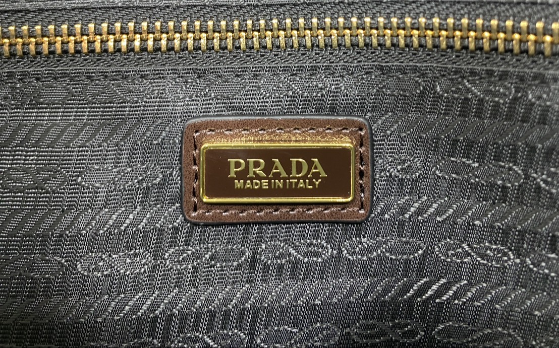 ORI หนังแท้ | Prada Bonnie Large Sueded Handbag Cinnamon 38cm กระเป๋าสะพายทรงโท้ทใบใหญ่ งานหนังกลับโทนสีน้ำตาล โดดเด่นด้วยดีไซน์ที่เน้นความประณีตแต่ใช้งานได้จริง