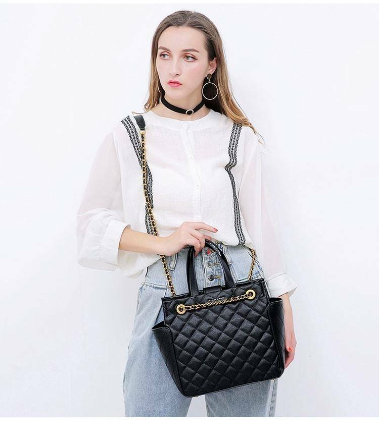 CHARLES & KEITH HANDBAG กระเป๋าถือหรือสะพายดีไซน์สวยหรูวัสดุหนังคาเวียร์อยู่ทรง ด้านหน้ามีโลโก้ ด้านข้างมีช่องใส่ของ มีหูจับถนัดมือ พร้อมสายสะพายโซ่มีที่รองบ่าสามารถใช้สายคู่สะพายไหล่หรือสายเดี่ยว Crossbody ได้ มีหมุดรองฐานกันรอย ภายในมีช่องซิปเเละช่องใส่