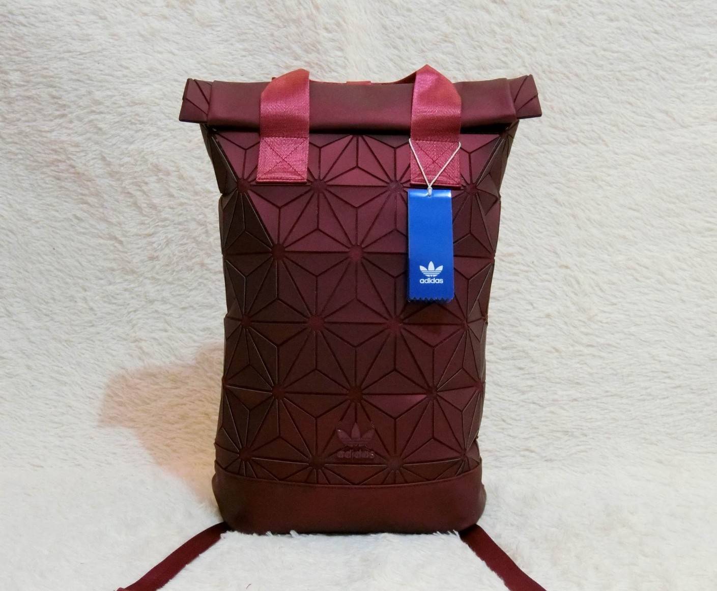 Adidas Originals BP Roll Top 3D Mesh 2017 Backpack Bag DH0100 กระเป๋าเป้สะพายหลัง ดีไซน์แบบ 3 มิติ วัสดุ polyurethane สีดำด้าน โดยใช้ลูกเล่น ของเหลี่ยมและมุมเชื่อมเข้าหากัน ออกแบบกระเป๋า เป็นเหมือนถุงทรงสูง ในส่วนปากกระเป๋าเป็นแบบตีนตุ๊กแก ม้วนพับ และติดก