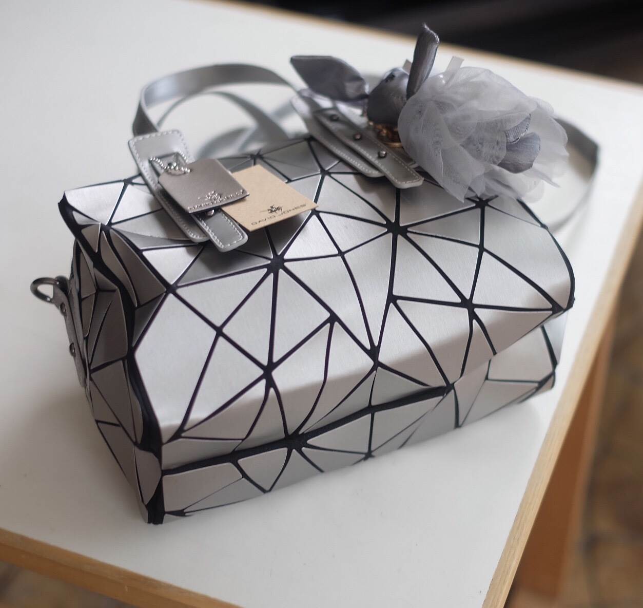 สีเข้าใหม่รุ่น หายากคะ 👍ทรง speedy ขายดี น่ารักมาก สี Matte grey ( สีเทาอ่อนคะ ) มาพร้อมกระต่ายเข้า set เลิศคะ กระเป๋า จากแบรนด์ David Jones กระเป๋าสะพายข้างดีไซน์เกร๋มาก สีสวยหรูมาก ขนาดกะลังดีเลย น้ำหนังเบามากคะ ภายในมีช่องเก็บของจุกจิกได้ **มีถ