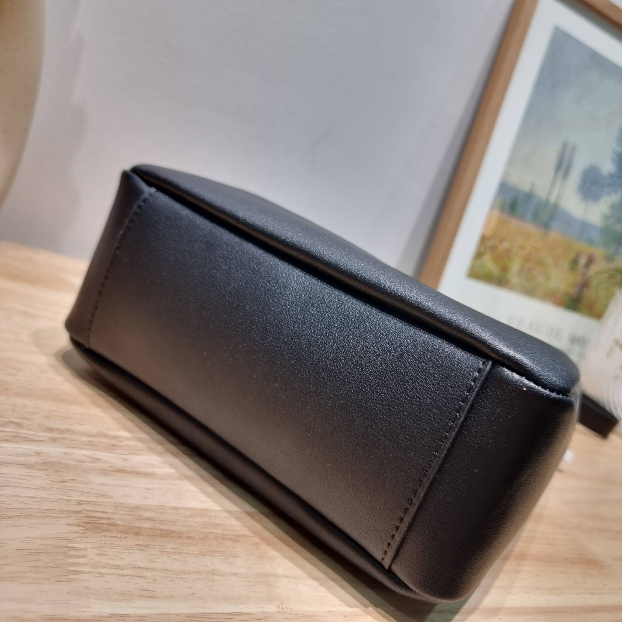 YSL LE 5 À 7 SOFT SMALL IN SMOOTH LEATHER รุ่นยอดฮิต ที่ใครๆก็ต้องมีครอบครอง กับกระเป๋าสะพายทรงโฮโบ ดีไซน์สุดคลาสสิค