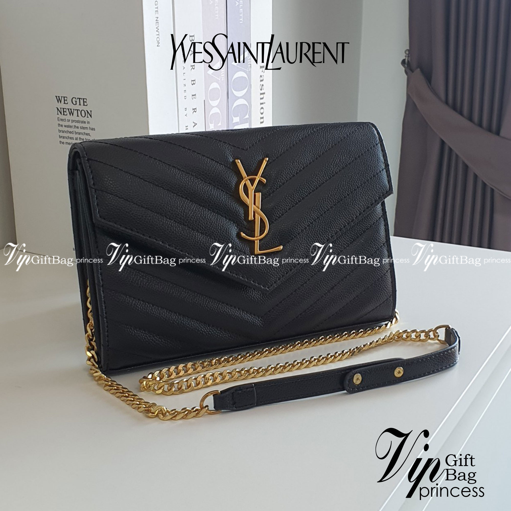 YVES SAINT LAURENT YSL BAG VIP GIFT WITH PURCHASE (GWP) พรีเมี่ยมกิ้ฟ Limited Edition จาก YSL DUTY FREE COUNTER วัสดุหนังแท้ลายคาเวียร์ ทรงหน้าจดหมายลายทาง สวยหรูมาก อะไหล่ทอง เปิดปิดด้วยกระดุมแม่เหล็ก ภายในโล่งมี2ช่องใหญ่ ช่องซิปใหญ่ มีที่ใส่บัตร12ใบ มาพ