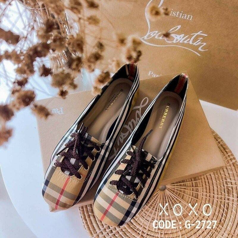 Burberry Flat Shoes คัชชูสไตล์ผ้าใบ ทรงเทย์ แมทส์ชุดง่าย สวมใส่ง่าย ผ้านุ่ม ทรงรองเท้ากว้าง ด้านหน้าเชือกถอดร้อยได้ วัสดุผ้าลายแบรนด์ งานจริง สวย เรียบร้อยมาก แนะนำค่ะ