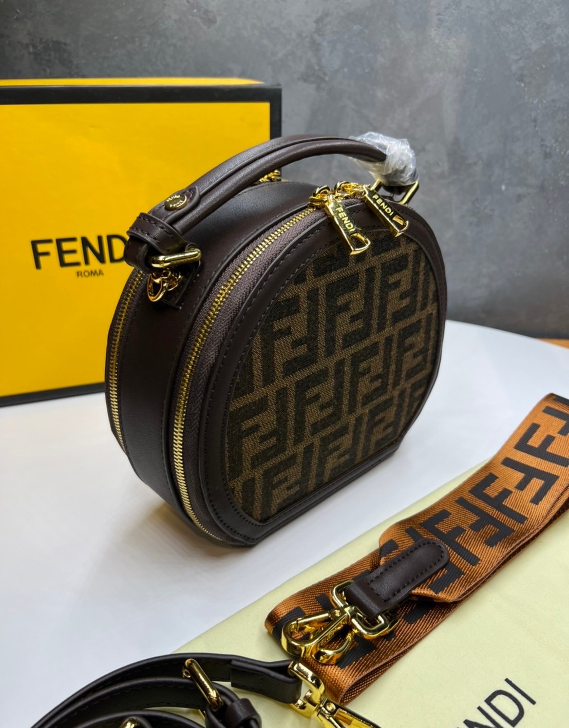 หนังแท้ FENDI CROSSBODY BAG / fendi circle bag / Fendi Round Monogram Crossbody Bag กระเป๋าสะพายทรงกลมสวยเด่น มีดีเทลเพิ่มความหรู ด้วยสีของอะไหล่ วัสดุหนังแคนวาสสลับหนังแท้ ภายในโล่งกว้าง มีช่องซิปแยกให้อีก ใช้งานง่าย พร้อมสายสะพาย 2 เส้น สายสะพายครอสปรับ
