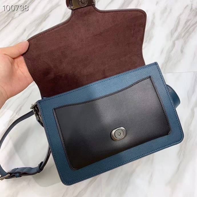 OUTLET 】COACH Tabby Shoulder Bag พร้อมส่งที่ไทย A modern take on an archival 1970s Coach design, our structured Tabby shoulder bag is crafted in polished pebble leather. Finished with our Signature hardware for an iconic touch, the versatile silhouette fe