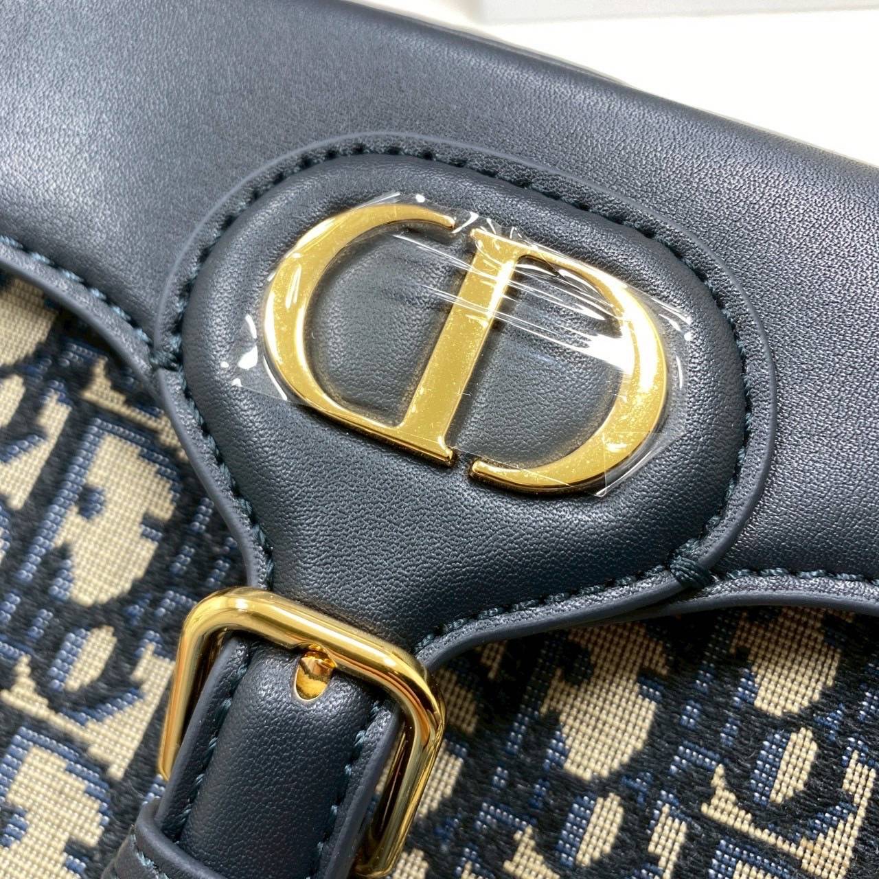 ORI หนังแท้ | DIOR Small 30 Montaigne Pocket Bag กระเป๋าสะพาย รุ่นใหม่สําหรับ Fall 2025 โดดเด่นด้วยลายเส้นอันงดงามและขนาดที่กะทัดรัด