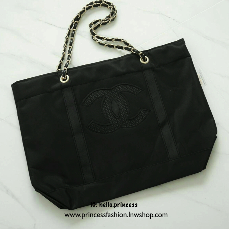 Restock!! พร้อมส่งครบสี ใครๆก็ต้องหลงรัก Chanel Satin Tote With Chain ♡♡ กระเป๋าสะพายทรง Shopping Bag งาน VIP GIFT ของแท้ 100% นำเข้าจาก Chanel Perfume Counter ใบใหญ่วัสดุ SATIN ประดับคริสตัลสีดำโลโก้ CC สุดคลาสสิคหน้าหลัง ซับใน Polyester 10