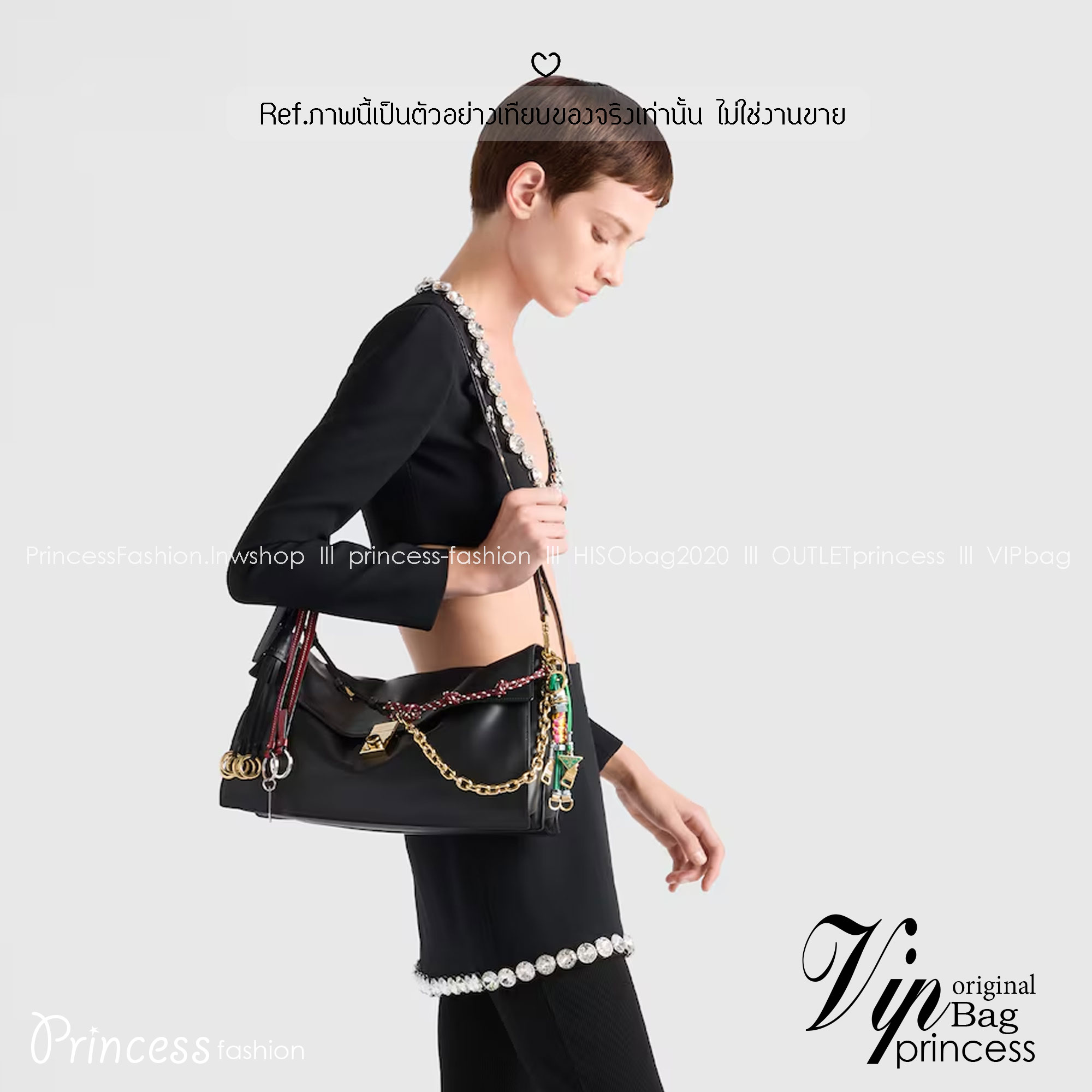 ORI หนังแท้ | 35cm Prada Soft Sound large leather shoulder bag with charms กระเป๋าสะพายทรงกล่องใบใหญ่ รุ่นใหม่ล่าสุด มาแรงแบบเกินต้าน ด้วยดีไซน์เรียบ แต่มีกิมมิคเท่ห์ๆ ที่สายและพวงห้อยหลากสีสุดคิวท์