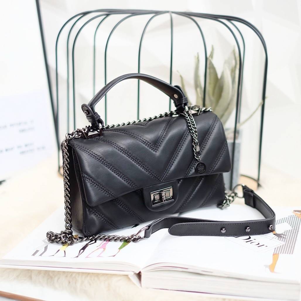 รุ่นขายดีเข้าเพิ่มค่า KEEP รุ่น coco chain handbag กระเป๋าทรงหรู รอบใหม่ ใช้หนัง Microfiber นิ่ม ฟู ตึงสวย ทนกว่าเดิมอยู่ทรง ใครชอบสไตล์นี้ห้ามพลาดนะคะ ใบนี้มีหูถือได้ ด้านในสีแดงสวย มีช่องแบ่งเก็บของหลายช่อง ด้านหลังมีช่องพิเศษสามารถใส่มือถือได้ค่ะ สายปร