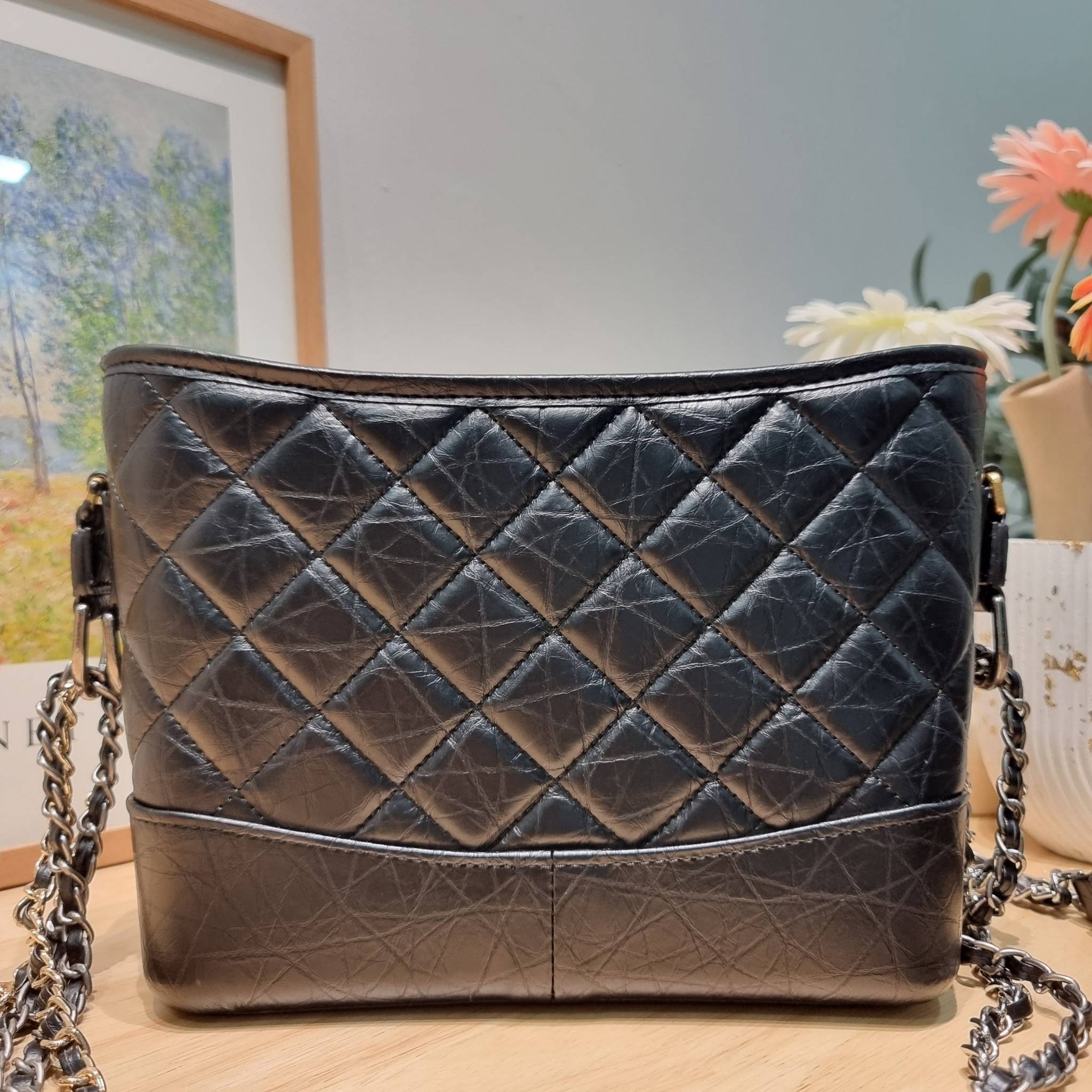 CHANEL Gabrielle Bag Medium สวยคลาสสิค No.1 ต้องยกให้ไอเท็มนี้เท่านั้น กับกระเป๋าสะพายซิกเนเจอร์ ดีไซน์ไม่เหมือนใคร เป็นเอกลักษณ์