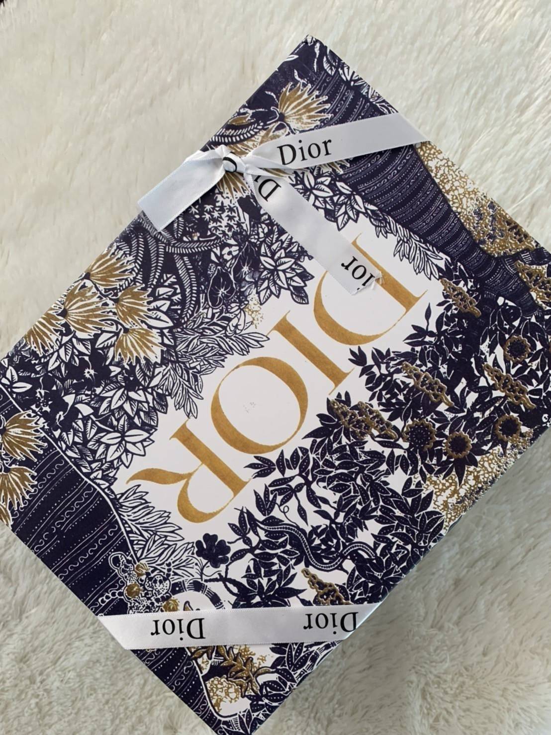 Dior Bobby Bag (GWP) พรีเมี่ยมกิ้ฟ Limited Edition วัสดุหนังแท้ Calfskin อะไหล่ทอง กระเป๋าหรูยอดฮิต ดีไซน์เป็นทรงโค้งเรียบหรูแบบโบฮีเมียนนิดๆ ด้านหน้าประดัลโลโก้ CD เด่นชัด ตอกย้ำความเป็นแบรนด์หรู Christian Dior แมทกับชุดได้ง่าย ใช้ได้ทุกวัน ทั้งสะพายไหล่