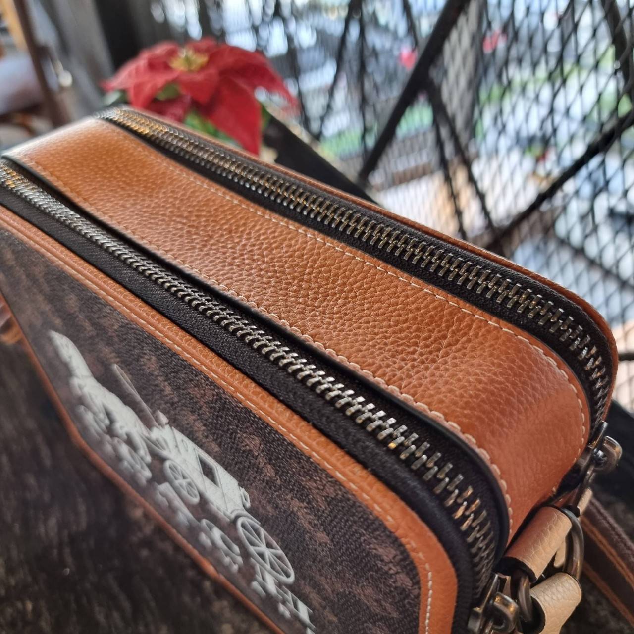 COACH C8445 CHARTER CROSSBODY 24 WITH HORSE AND CARRIAGE PRINT หล่อได้ไม่ซ้ำใคร กับไอเท็มใหม่ล่าสุด ชิคๆคูลๆ กับกระเป๋าสะพายข้าง ดีไซน์ทรงกล่อง ตกแต่งลวดลายดูโดดเด่น วัสดุหนังแคนวาสสลับหนัง pepble มีซิป 2 ฝั่ง ใส่ของได้จุใจ ของสำคัญใส่ไปเลยครบๆ สายสะพายปร