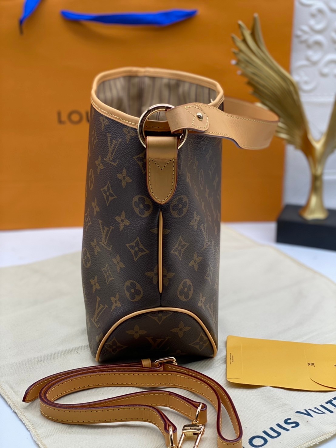 LV Monogram Delight Canvas มี 2 ขนาด กระเป๋าสะพายข้างทรงสูงใบใหญ่หนังแกะสังเคราะห์ หูหิ้วปั้มโลโก้ ด้านในมี1ช่องซิป 1ช่องใส่ของจุกจิ๊ก อะไหล่ทองหรูหรา มีสายยาว ถอดสายได้ ปรับระดับได้ จุของได้เยอะ หรูหรา สวยงาม เหมาะกับทุกโอกาศ ต้องมีติดตู้ห้ามพลาดเลยค่า