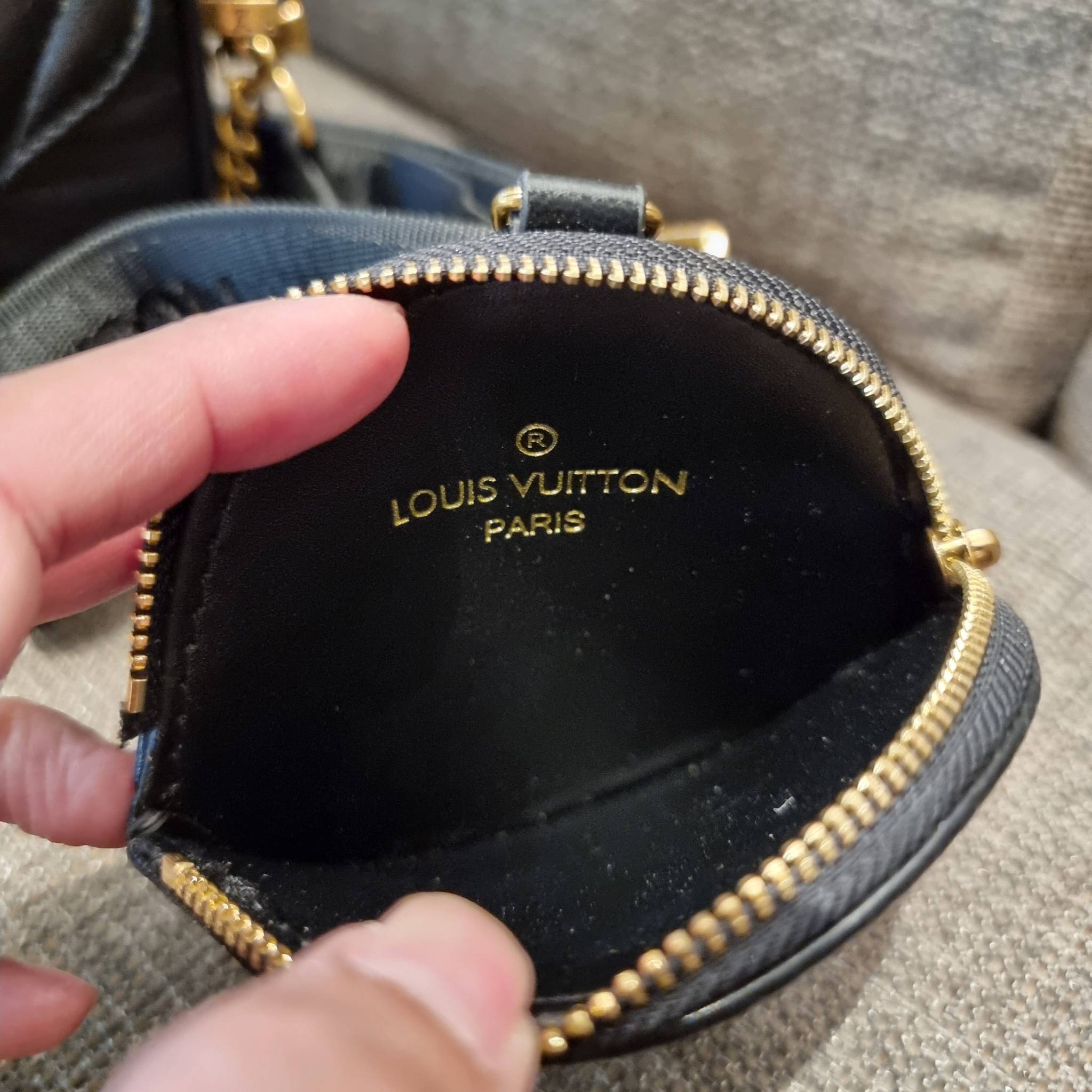 LV new wave pochette multi bag กระเป๋าสะพายมัลติฟังก์ชั่น สุดหรู มาพร้อม box set รับรองว่าดีงาม ลูกเล่นคลาสสิคผสานความวินเทจ มีสายสะพายให้ 2 เส้น และกระเป๋าใบลูก เล็กน่ารัก วัสดุหนังแท้ ภายในเป็นช่องโล่ง แบ่งสัดส่วนมีช่องย่อย ใบนี้ปรับใช้ได้หลายสไตล์ ลุคไ