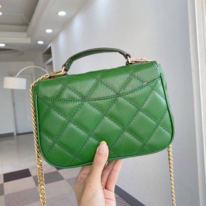 Tory Burch Willa Mini Top Handle Bag พร้อมส่งที่ไทย ใบจริงคือสวยสุดดไปเลยค่าา! กระเป๋าสะพายข้างหรือหิ้วก็เก๋ไปอีกเลยค่ะ! หนังแท้อย่างดี ลายนวมนิ่มมือดีมากค่ะ ด้านหน้ามีอะไหล่โลโก้แบรนด์ เปิดปิดกระเป๋าแบบกระดุมแม่เหล็ก ภายในสามารถใส่กระเป๋าเงินใบกลางได้;มื