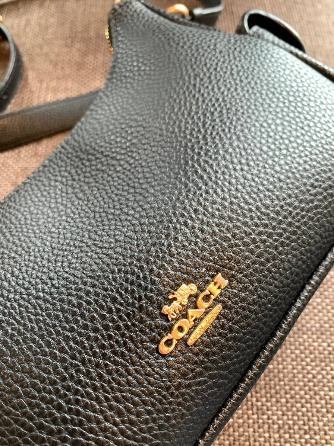 น้องออกใหม่ล่าสุดสวย หักใจไม่ลงเลยค่าา😘 COACH PENNIE SHOULDER BAG ((C7222)) พร้อมส่ง สีใหม่ล่าสุด ยังไม่มีในช๊อปไทยค่าา กระเป๋าหิ้ว//สะพายข้างได้ สุดคุ้ม! หนังแท้ชั้นดี ลายหนังสวย นิ่มมือดีมากๆค่ะ ปากกระเป๋าแบบซิปมีหนังห้อยเพิ่มความเก๋ ภายในกระเป๋