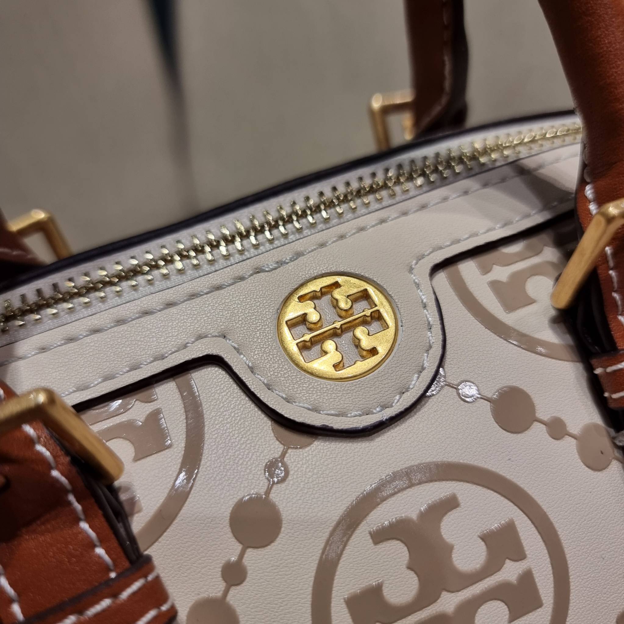 TORY BURCH T MONOGRAM MINI EMBOSSED WINE BUCKET BAG คอลเลคชั่นใหม่ กับกระเป๋าสะพายทรงยอดนิยม ในไซส์มินิ ดีไซน์ใหม่ล่าสุด สวยลูกคุณหนู หรูหรา!! ด้วยดีเทลผิวลายนูนลวดลายเอกลักษณ์ วัสดุหนังแท้ มีหูจับในตัว สีโทนอุ่นขับผิว สะดวกใช้ไปอีก และมีสายสะพายข้าง ปรับ