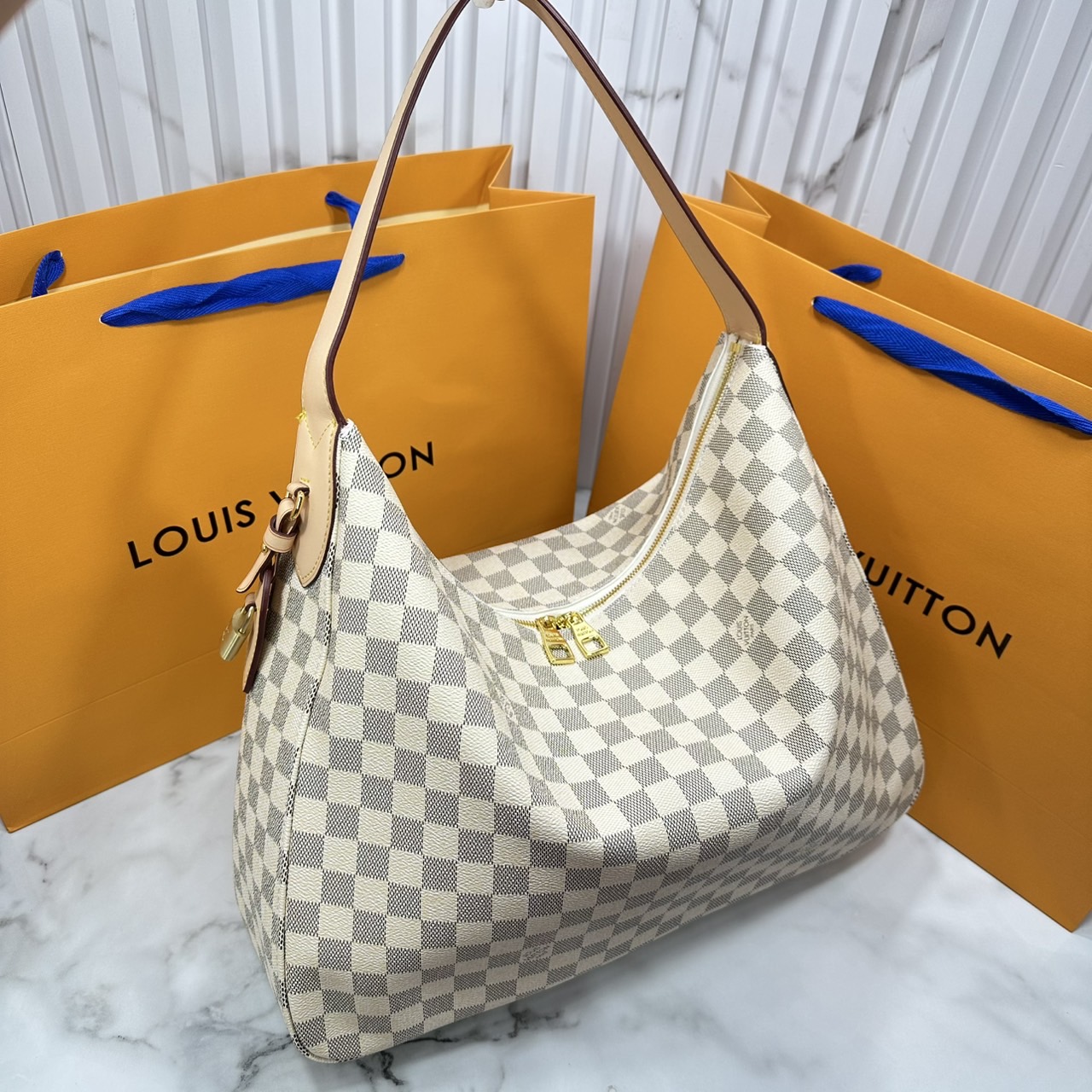 ORI หนังแท้ | LV Slouchy MM Damier Azur MM ใหม่ล่าสุด กระเป๋าโฮโบทรงสวยใบใหญ่จุใจที่ใครๆก็ต้องมี ด้วยรูปทรงคลาสสิคและใช้งานง่าย สะพายสะดวกด้วยหูสะพายในตัว สวยดูลัคชู