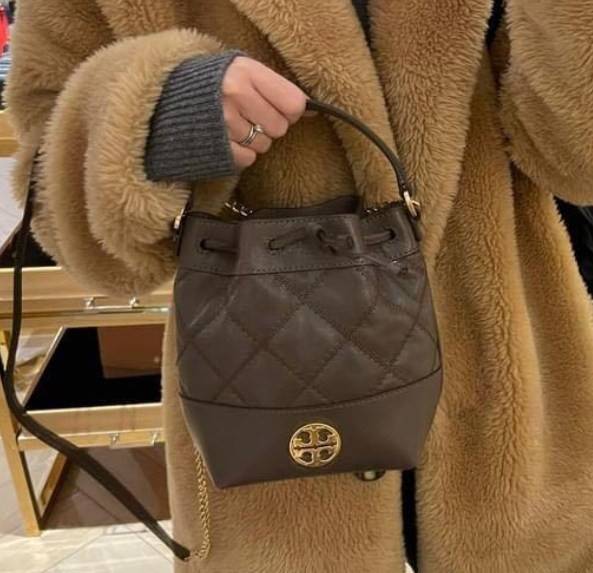 น้องสวยเกินเบอร์ คุณภาพแน่น จำนวนจำกัด! TORY BURCH MINI WILLA BUCKET BAG พร้อมส่งที่ไทย แนะนำต้องมีค่า กระเป๋าทรงจนมจีบ หนังแกะแท้((หนังแกะจะมีคุณภาพดีและแพงกว่าหนังวัวนะคะ)) ลายหนังสวย เดินด้ายลายนวม สัมผัสแล้วสาวๆหลงรักแน่นอนค่าา