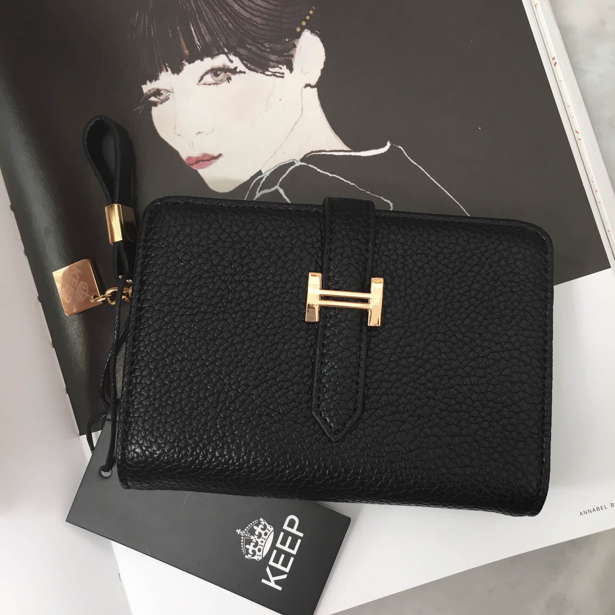 New arrival! Classic short wallet bag #กระเป๋าสตางค์สั้นสามพับ หนังแกะสังเคราห์ เนื้อดี้_ดี ค่า ดูแลรักษาง่าย ดีไซด์เก๋ที่ซิป แถมภายในมีช่องใส่บัตรหลายช่อง แบ่งเป็น 3 พับเลยคะ เห็นสั้นๆ แบบนี้แต่จุได้เยอะคะ พร้อมช่องซิปใส่เหรียญ อย่างดี ใบนี้ #สวยรับเงินแ