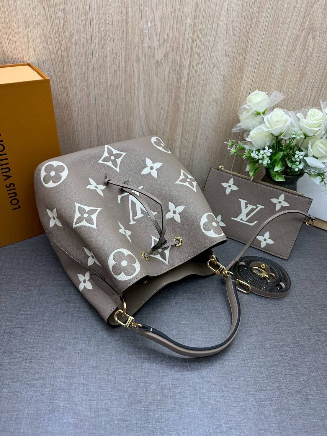 ORI หนังแท้ | LV NeoNoe MM Bucket bag Monogram Flower กระเป๋าสะพายทรงบัคเก็ต ลาย Monogram Flower โดดเด่นเพิ่มสไตล์ มีเสน่ห์ชวนหลงใหล