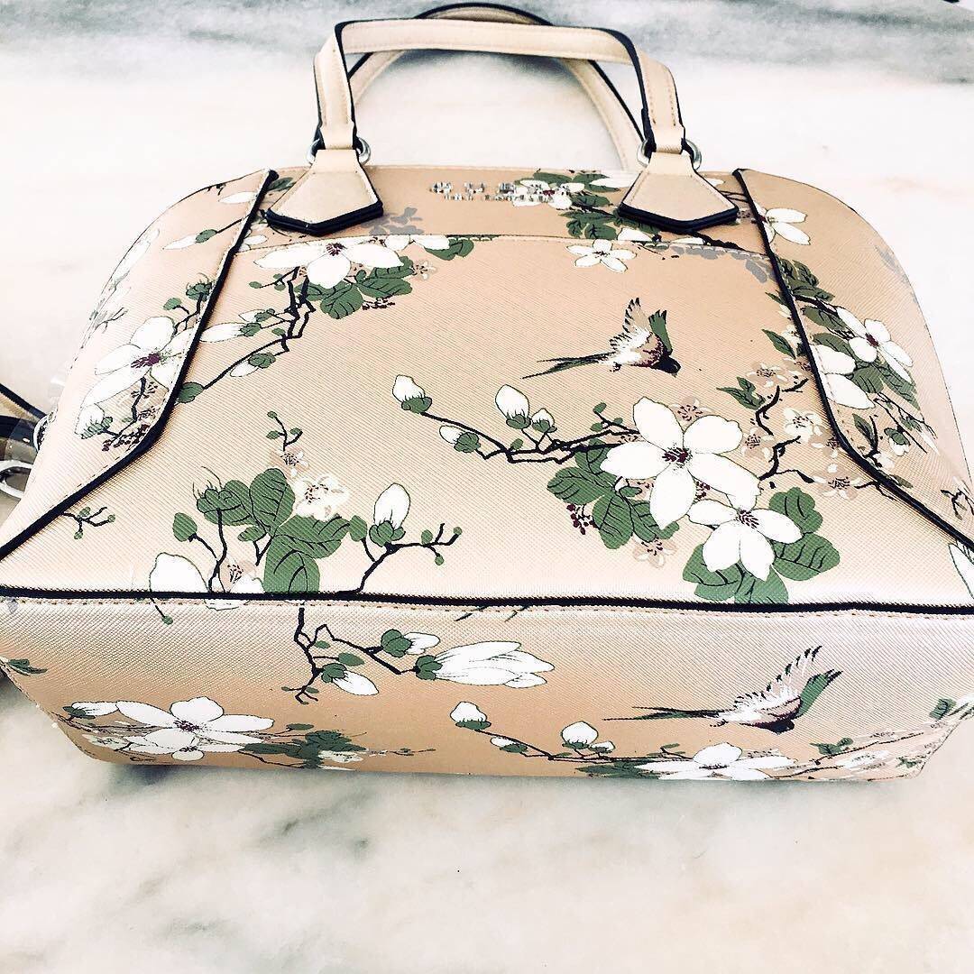 Guess sakura rose gold สุดคลาสสิค พิมพ์ลายดอกซากุระ ทรงโดมมีสายสะพายยาวถอดได้ ปรับได้ พร้อมส่งที่ไทยในราคาสุดคุ้ม